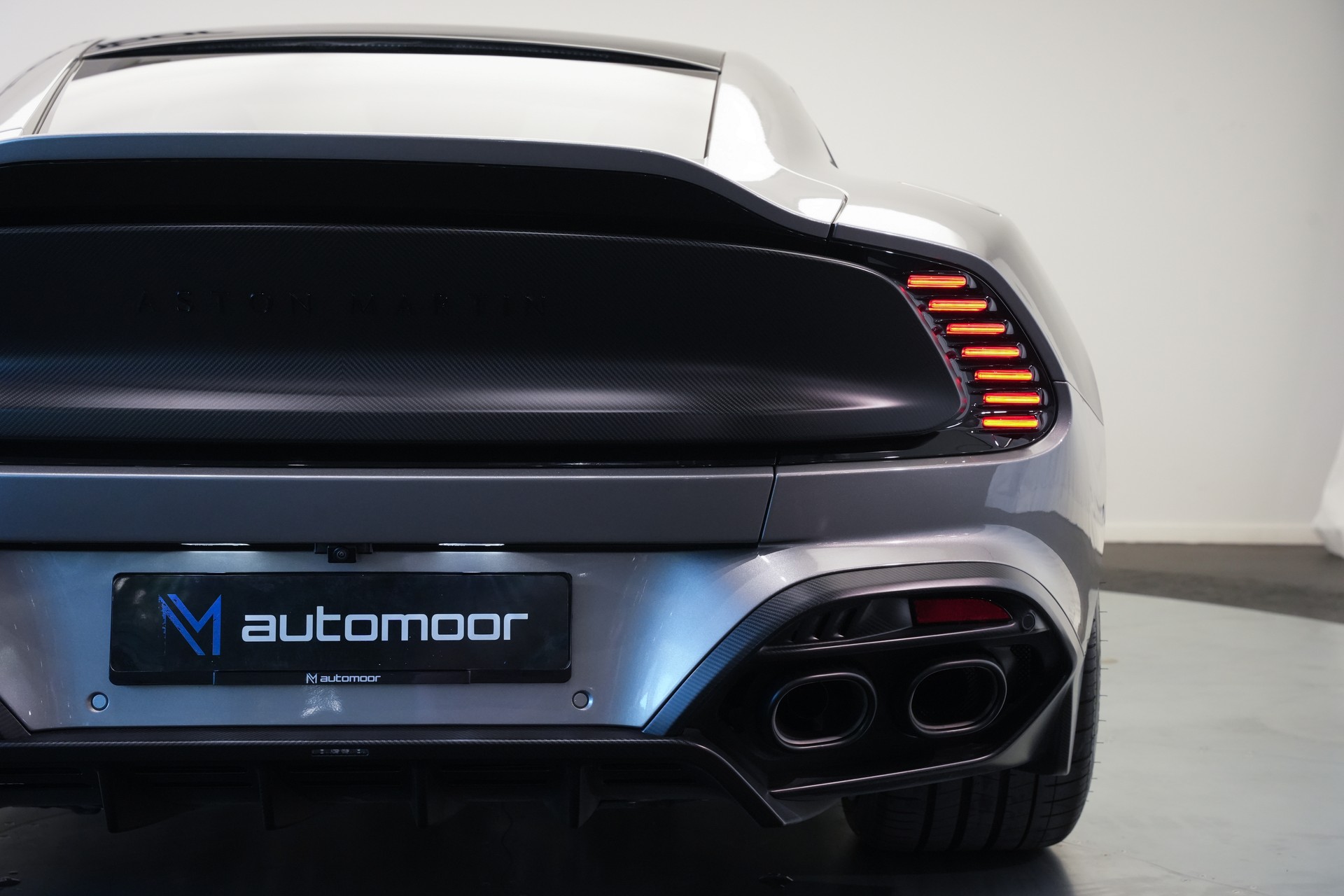 ASTON MARTIN Vanquish 5.2 V12 Bi-Turbo *Full Carbon* *Panorama* *Titanauspuff*-image-36