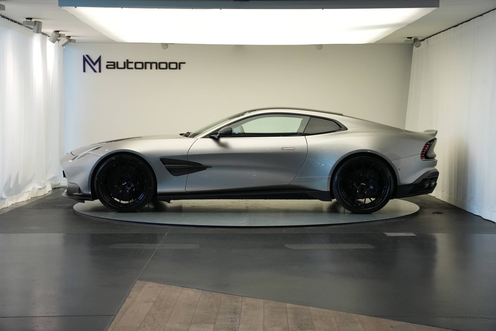 ASTON MARTIN Vanquish 5.2 V12 Bi-Turbo *Full Carbon* *Panorama* *Titanauspuff*-image-7