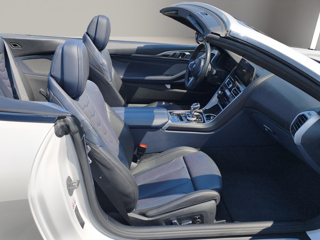 BMW M850i xDrive Cabriolet-image-10