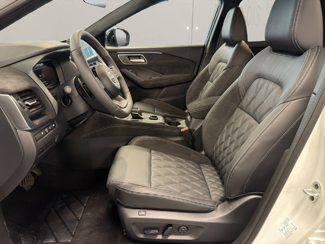 NISSAN Qashqai 1.3 DIG-T Tekna+ 4x4-image-4