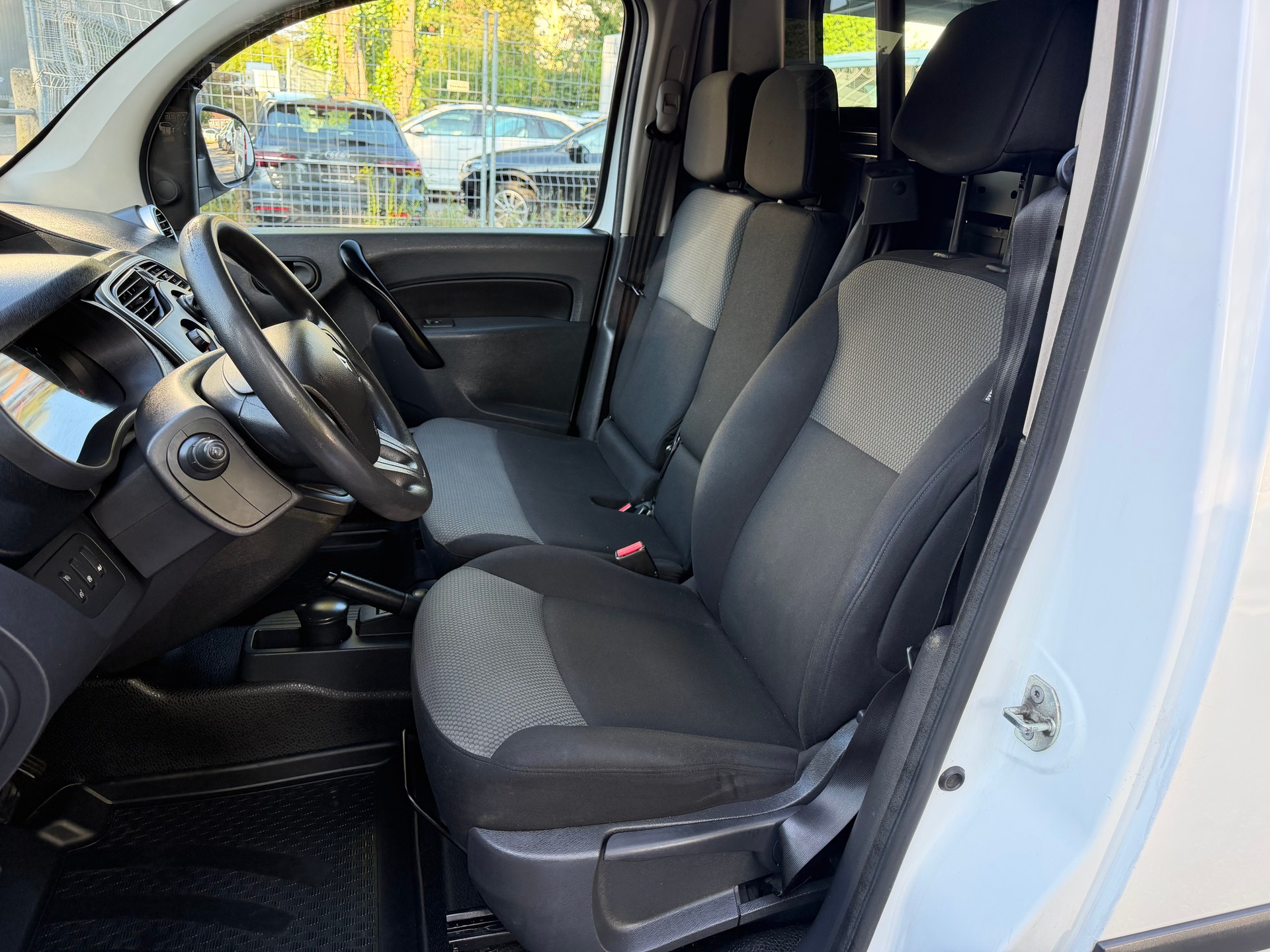 RENAULT Kangoo Medium dCi 90 ENERGY Business ** 3-Plätzer * Klimaanlage ** Tempomat ** PDC Hinten ** Frisch Ab MFK-image-2