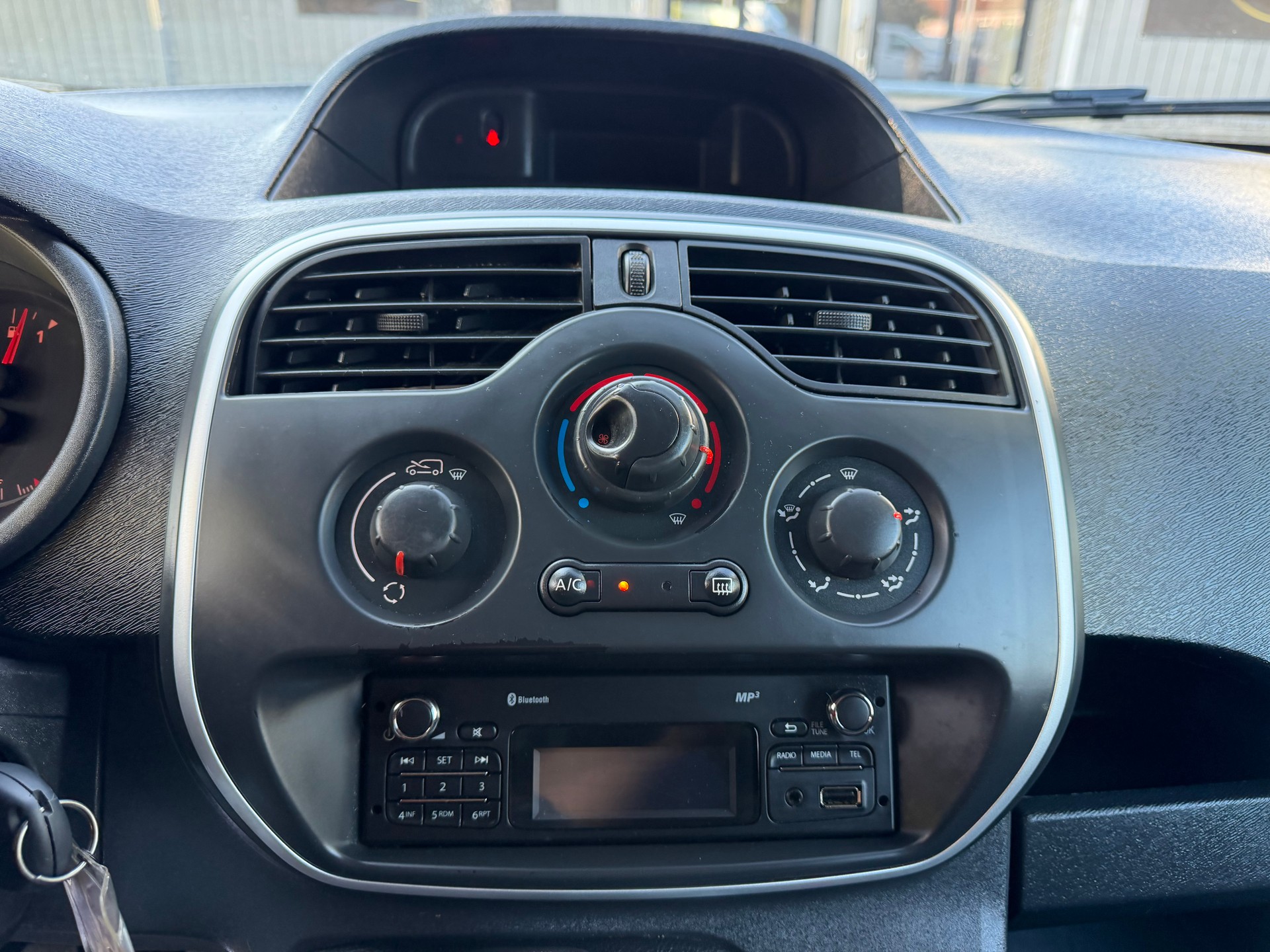RENAULT Kangoo Medium dCi 90 ENERGY Business ** 3-Plätzer * Klimaanlage ** Tempomat ** PDC Hinten ** Frisch Ab MFK-image-6