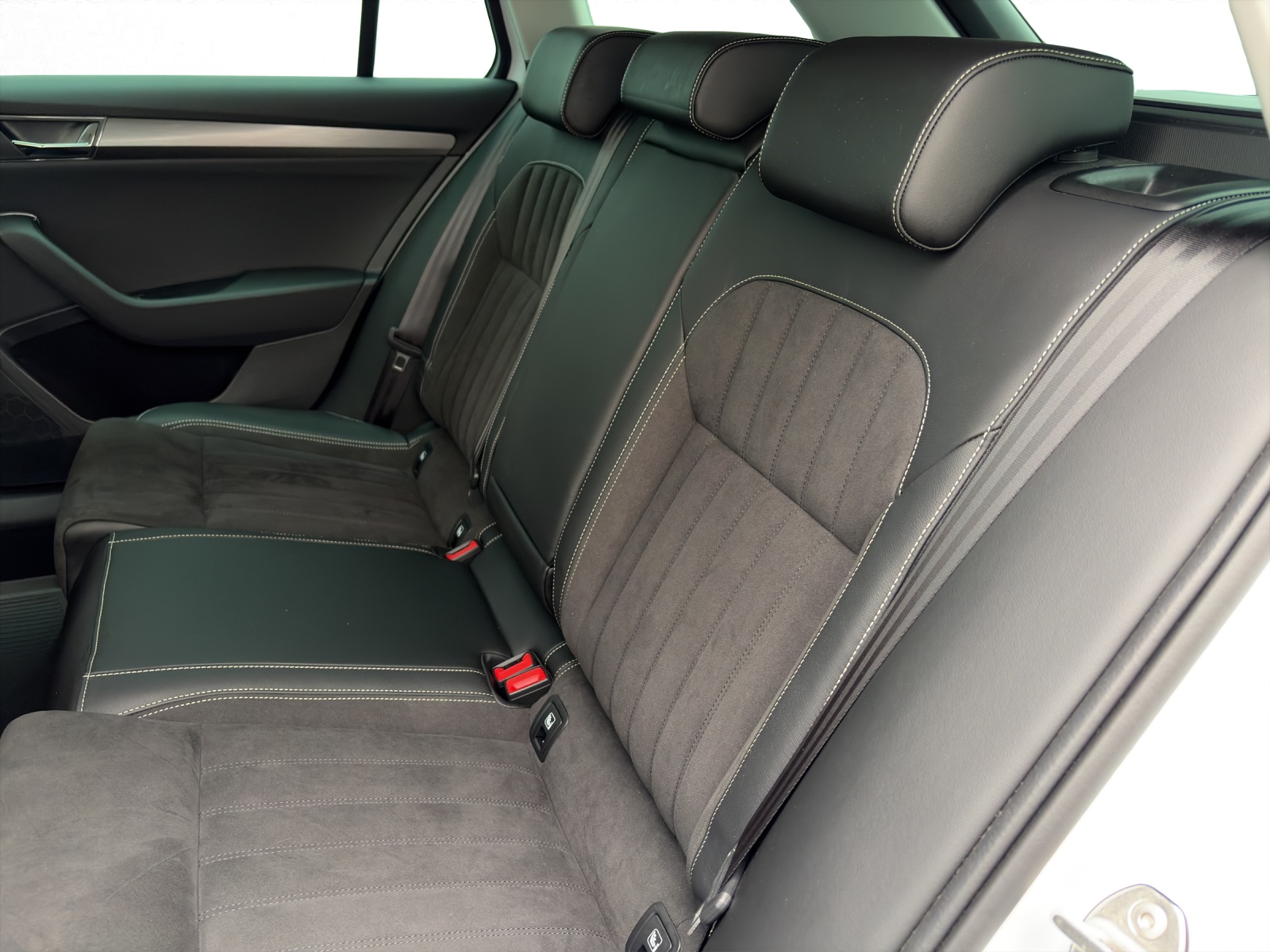 SKODA Superb Combi 2.0 TDI 200 Style 4x4 DSG-image-13
