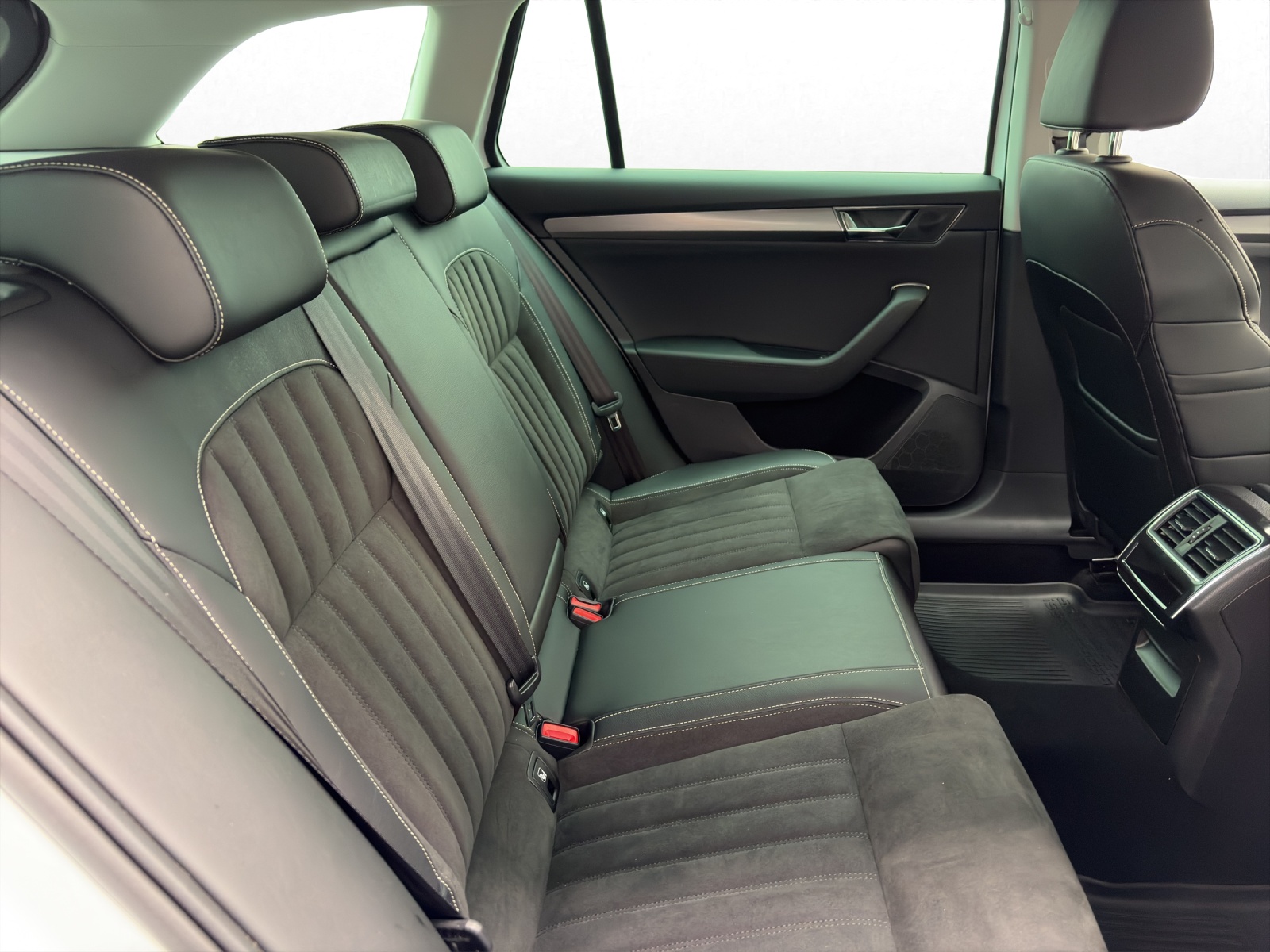 SKODA Superb Combi 2.0 TDI 200 Style 4x4 DSG-image-14