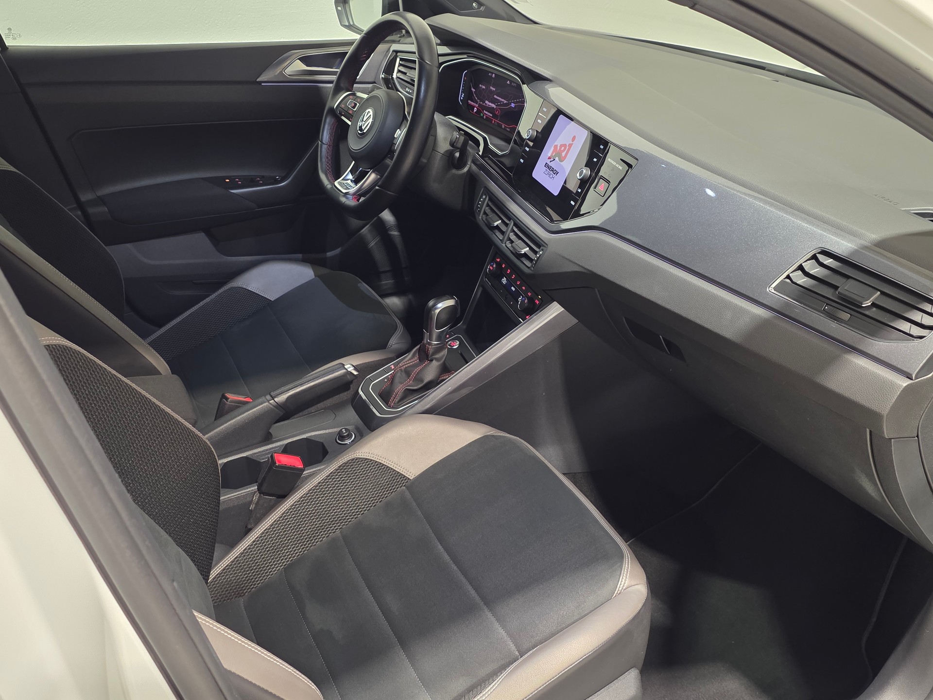 VW Polo 2.0 TSI GTI DSG-image-17