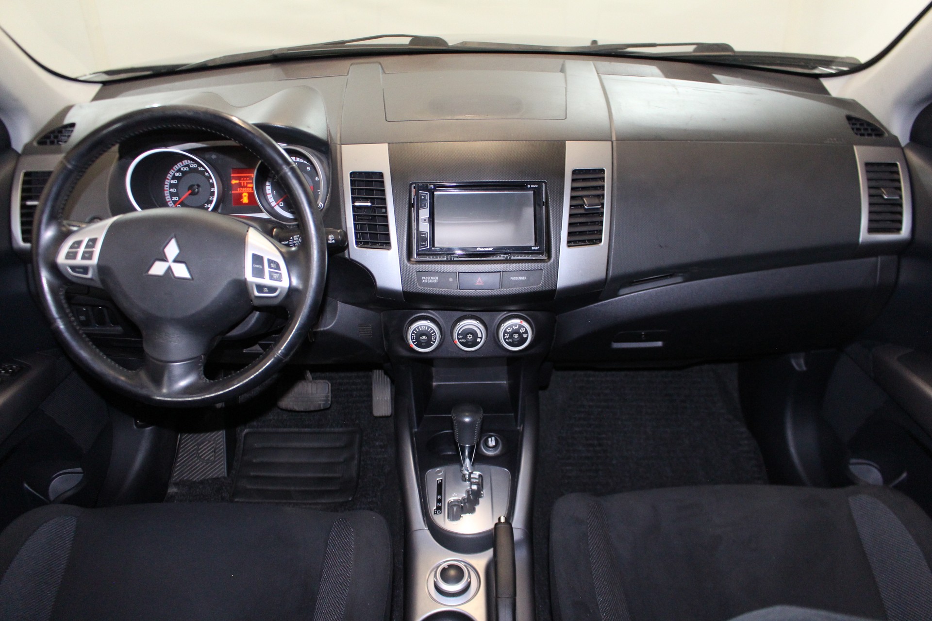 MITSUBISHI Outlander 2.4 MIVEC Invite CVT-image-13