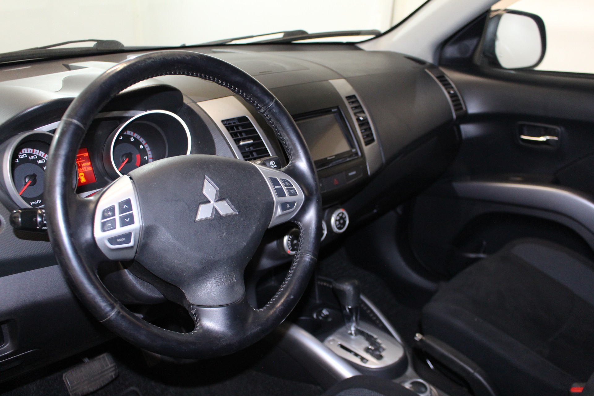 MITSUBISHI Outlander 2.4 MIVEC Invite CVT-image-12