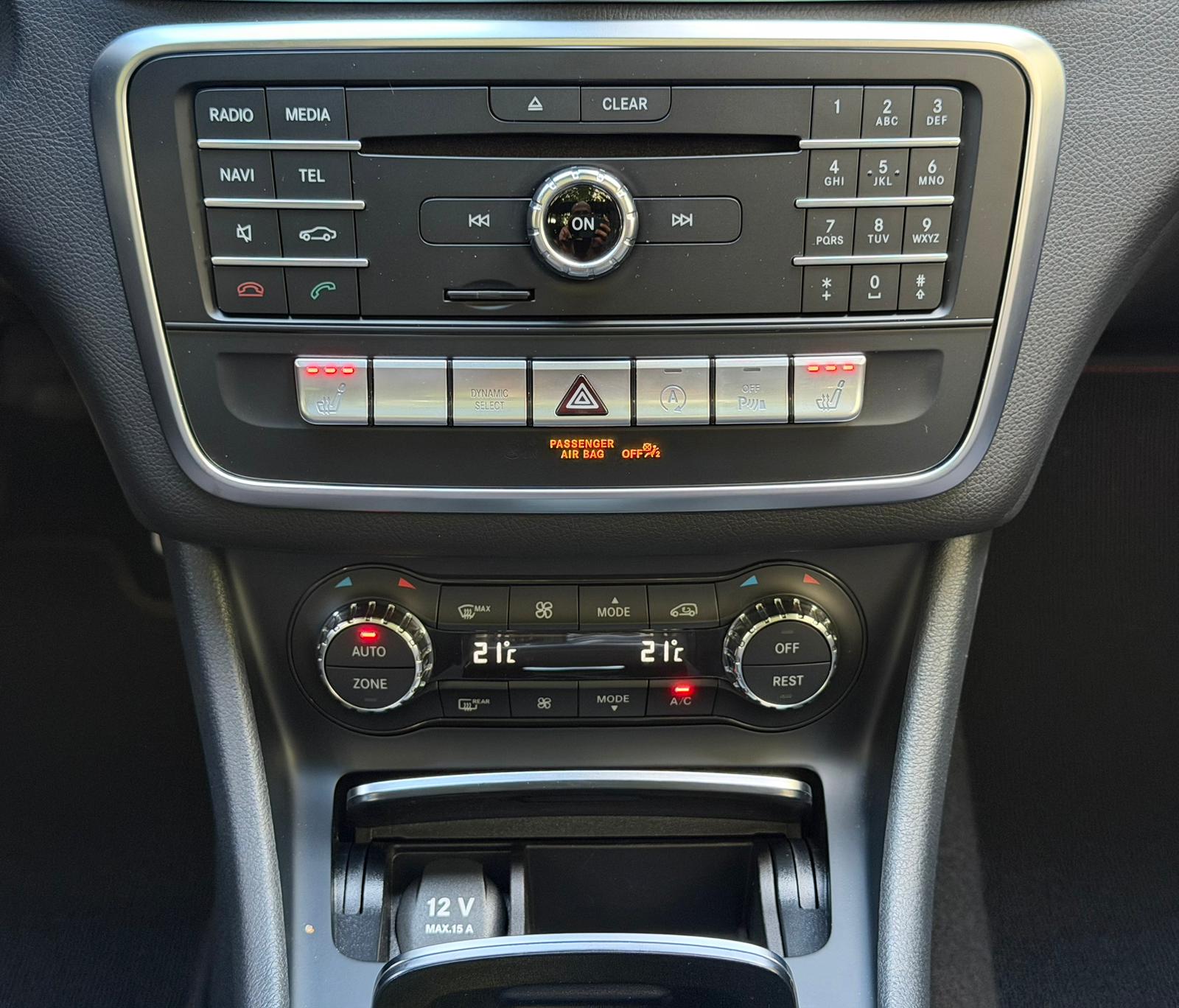 MERCEDES-BENZ GLA 200 AMG Line 7G-DCT-image-24