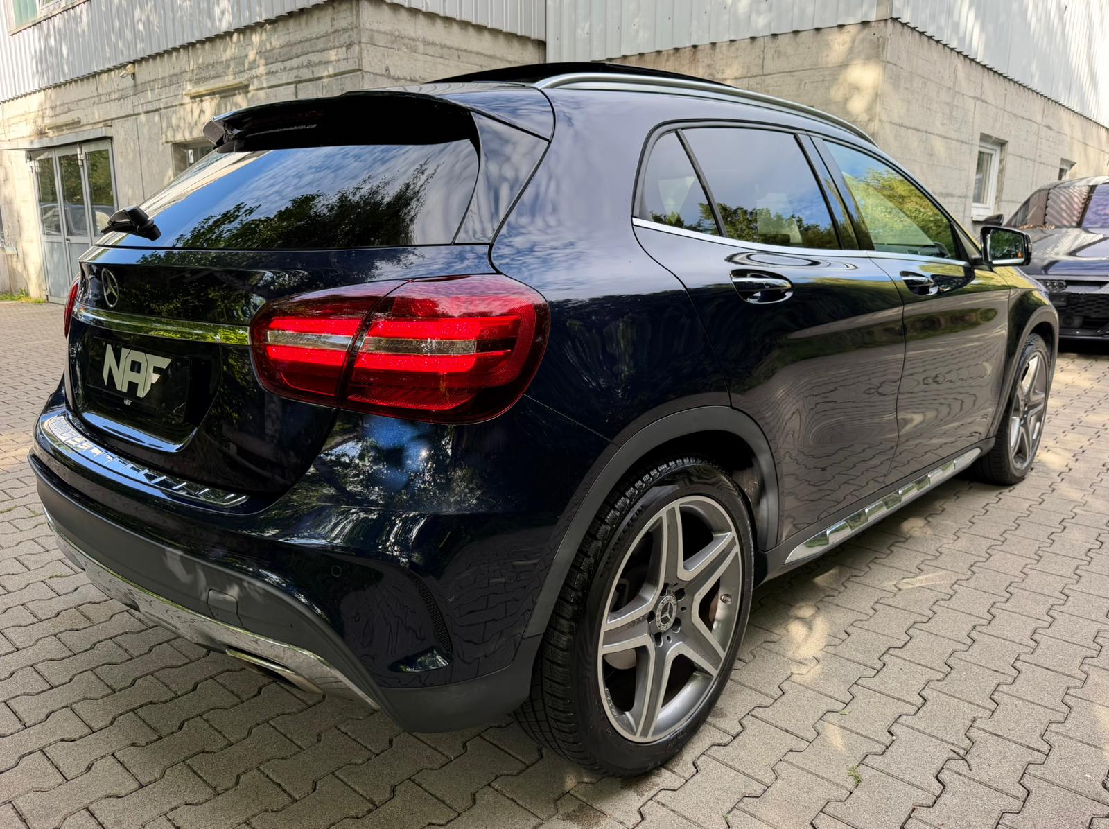 MERCEDES-BENZ GLA 200 AMG Line 7G-DCT-image-4