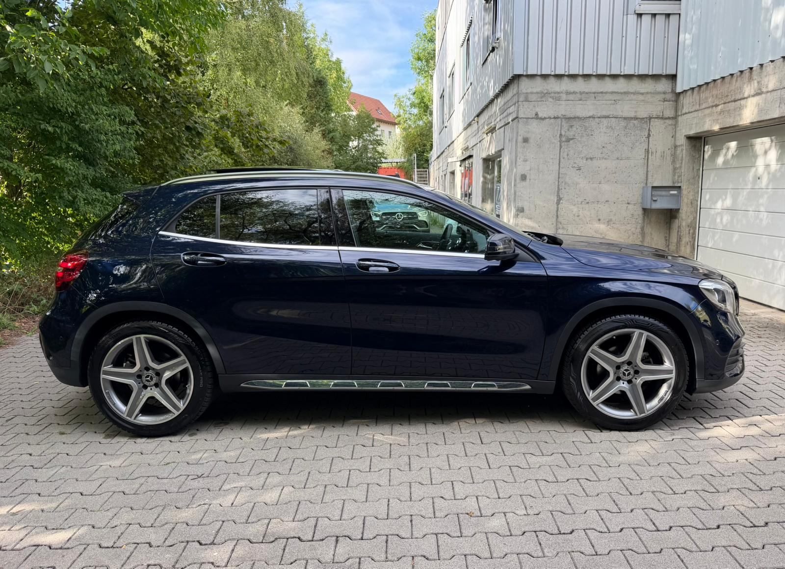 MERCEDES-BENZ GLA 200 AMG Line 7G-DCT-image-5