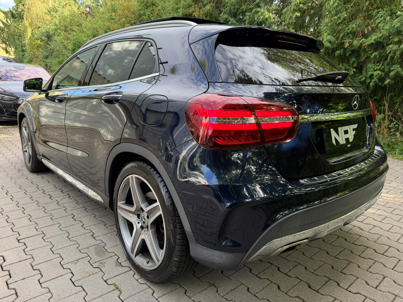 MERCEDES-BENZ GLA 200 AMG Line 7G-DCT-image-2