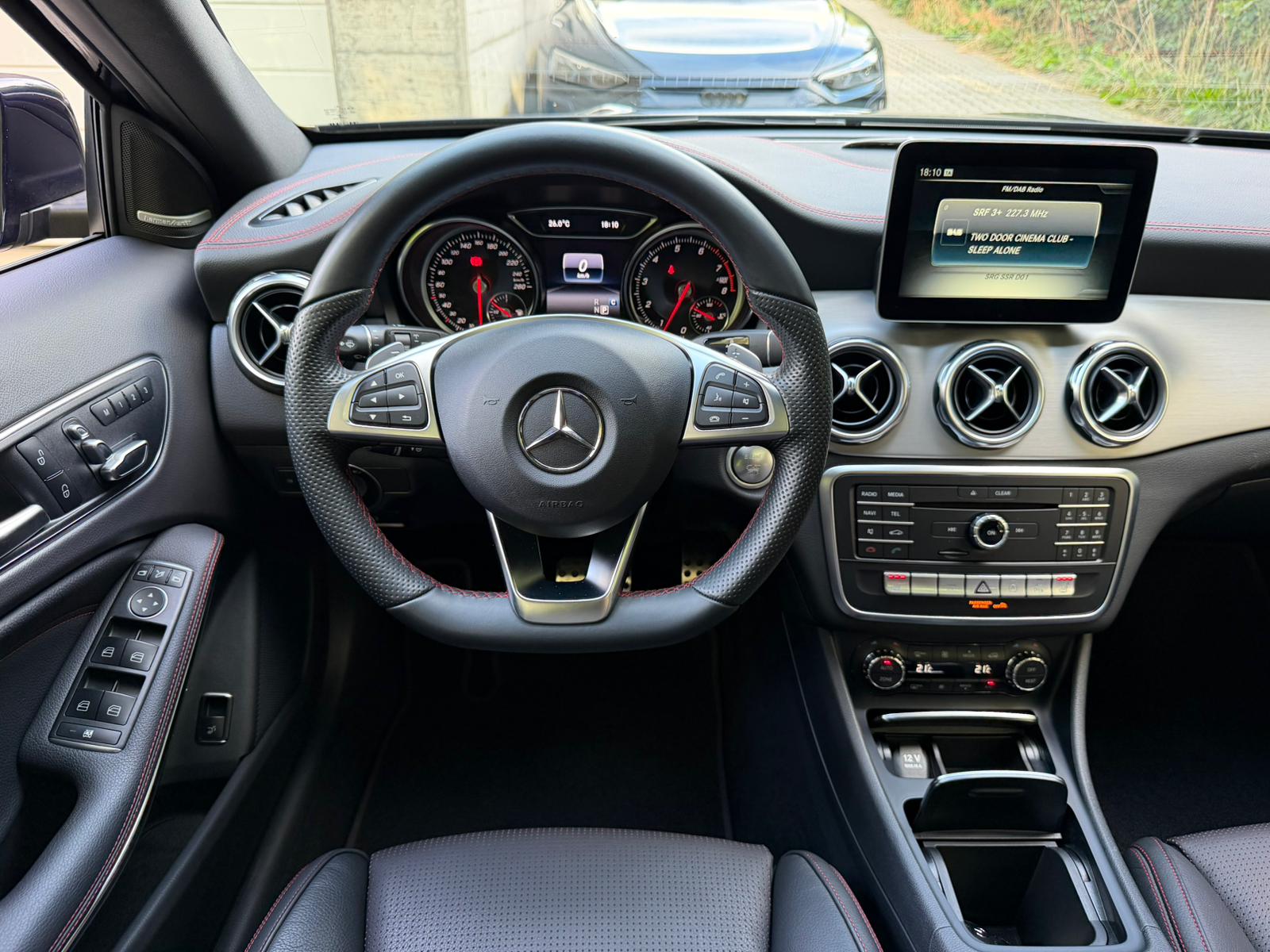 MERCEDES-BENZ GLA 200 AMG Line 7G-DCT-image-13