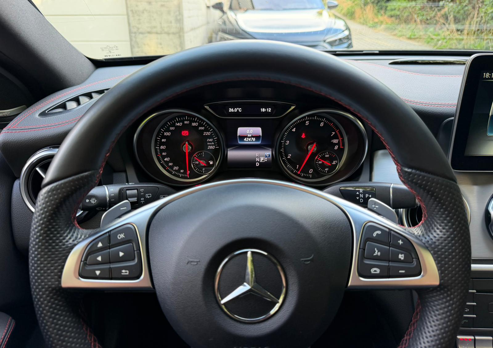 MERCEDES-BENZ GLA 200 AMG Line 7G-DCT-image-14
