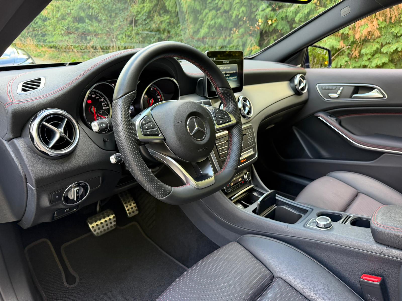 MERCEDES-BENZ GLA 200 AMG Line 7G-DCT-image-11