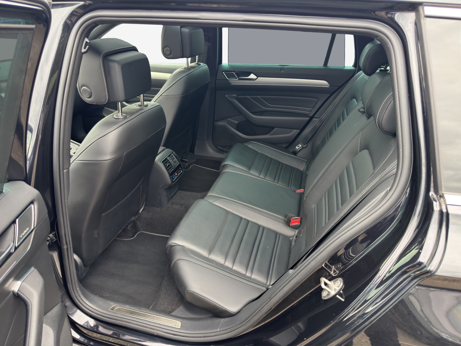 VW Passat Variant 2.0 TSI Elegance 4Motion DSG-image-11