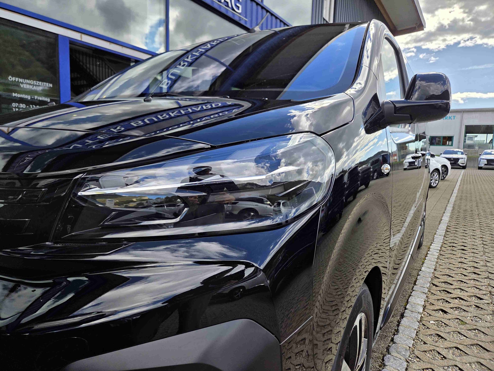 PEUGEOT Traveller Standard 2.2 BlueHDi 180 Family Edition S/S-image-19
