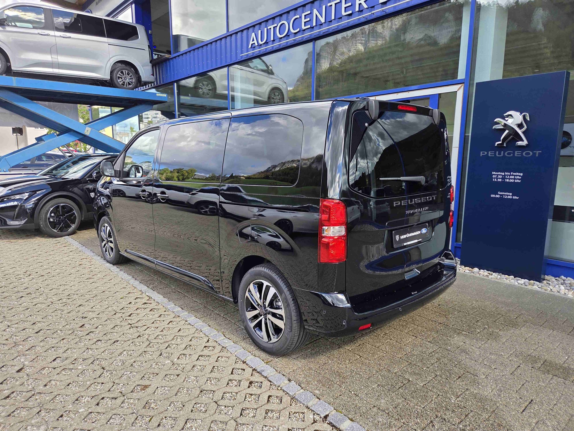 PEUGEOT Traveller Standard 2.2 BlueHDi 180 Family Edition S/S-image-2