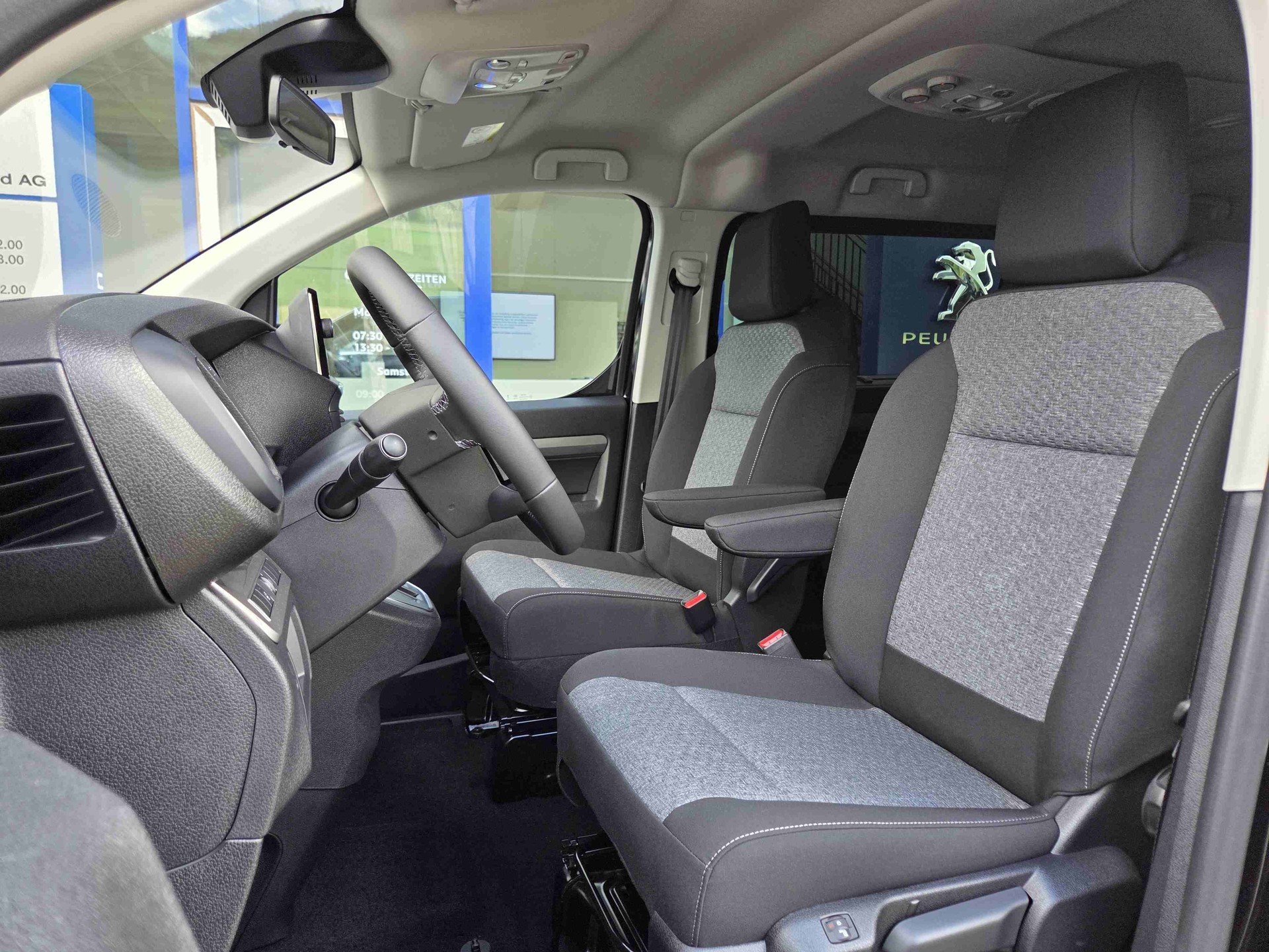 PEUGEOT Traveller Standard 2.2 BlueHDi 180 Family Edition S/S-image-8