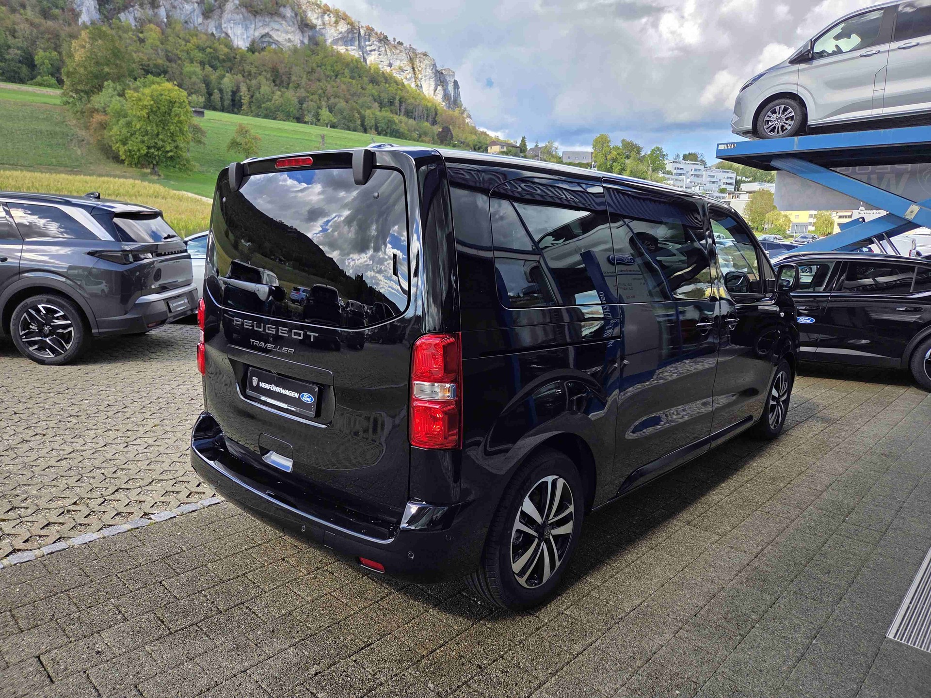 PEUGEOT Traveller Standard 2.2 BlueHDi 180 Family Edition S/S-image-3