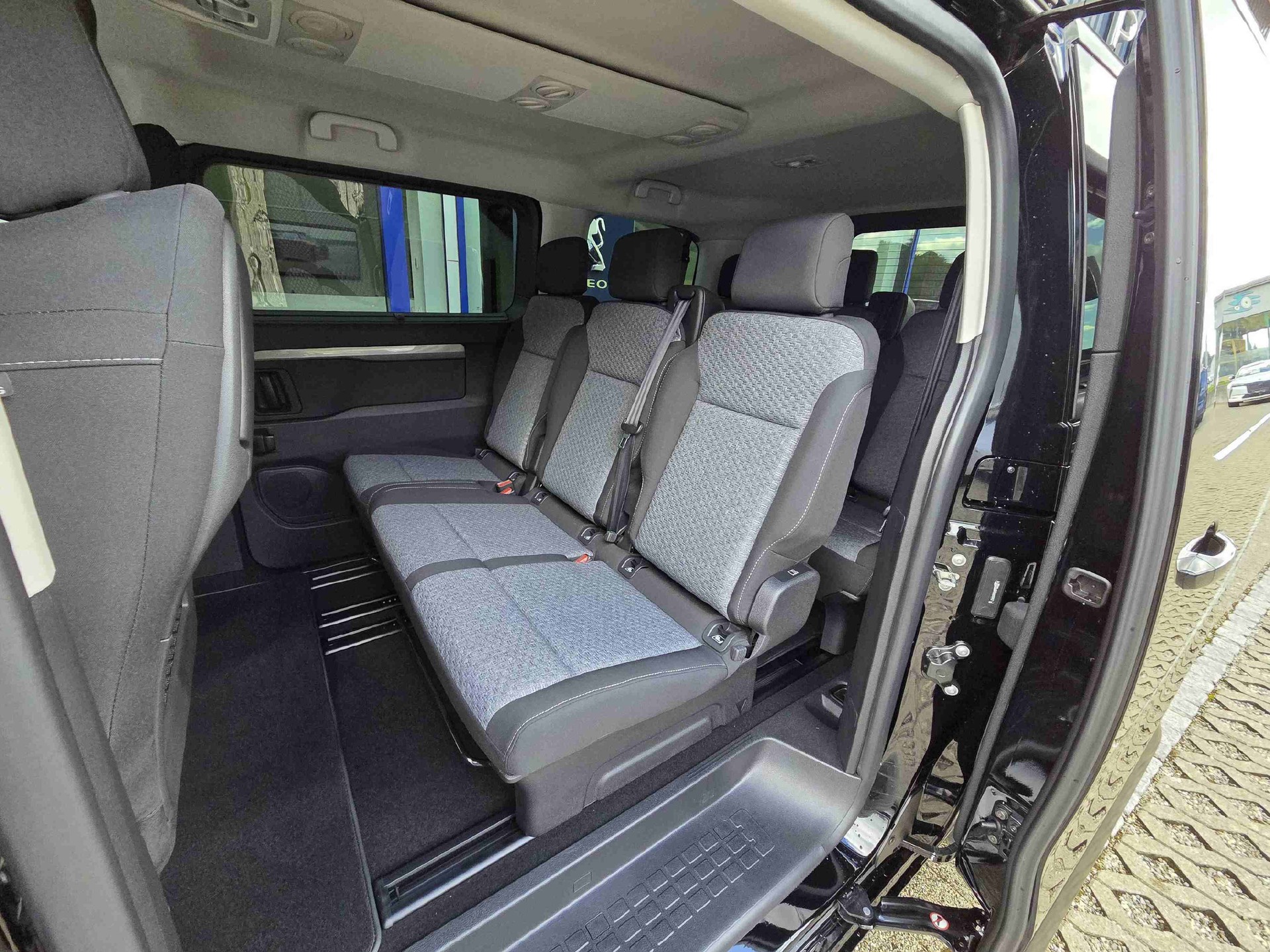PEUGEOT Traveller Standard 2.2 BlueHDi 180 Family Edition S/S-image-9