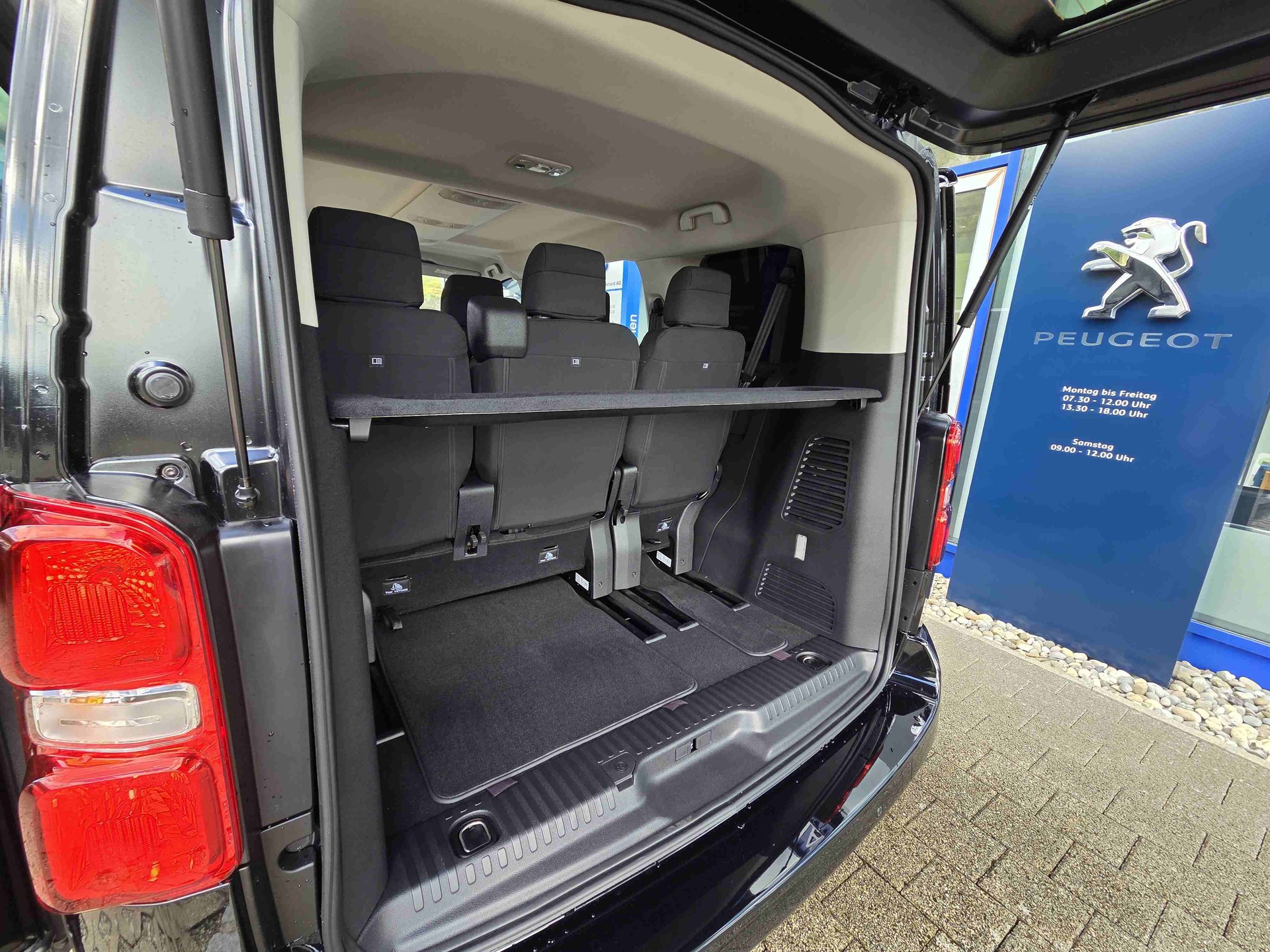 PEUGEOT Traveller Standard 2.2 BlueHDi 180 Family Edition S/S-image-5
