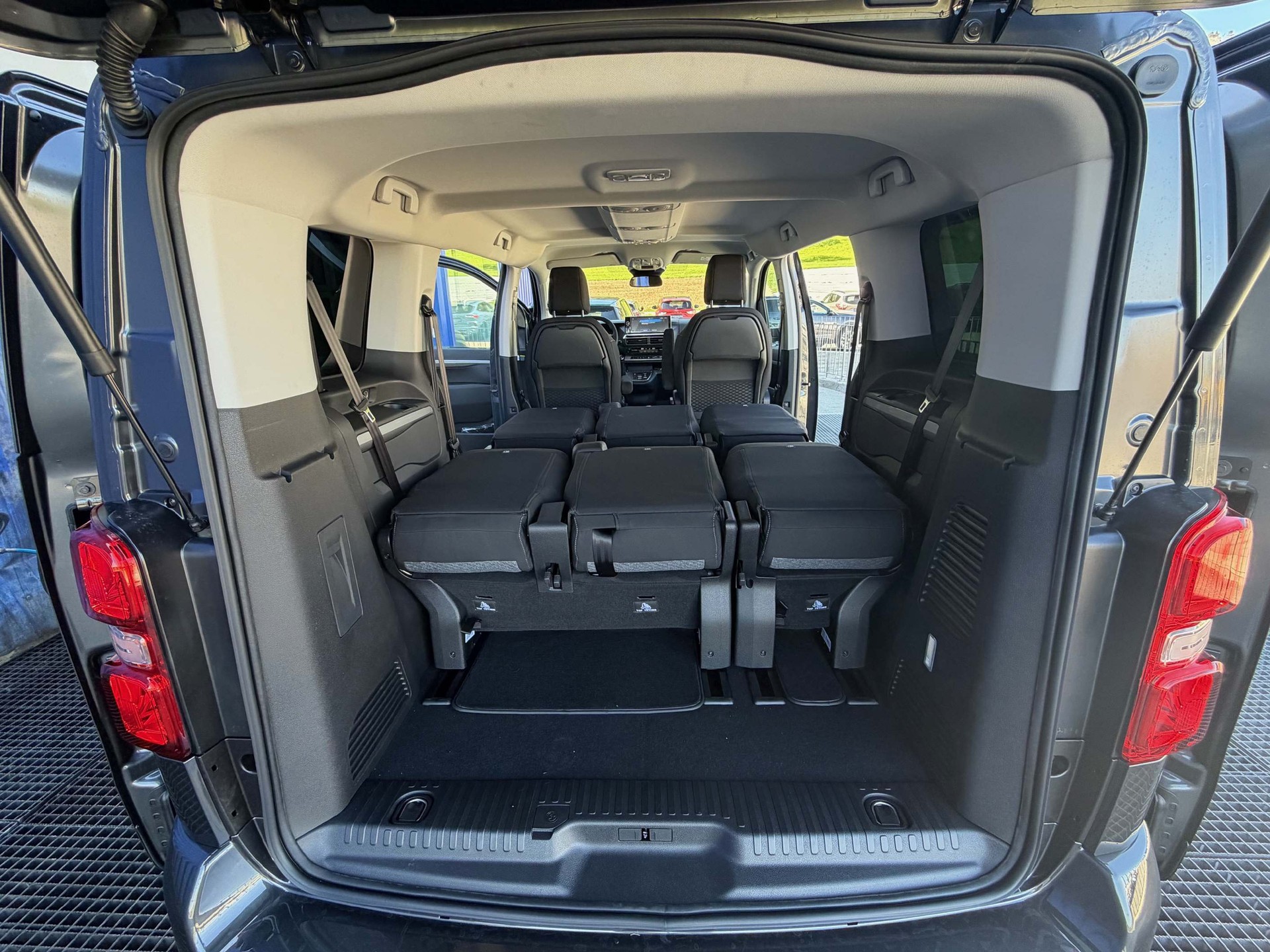 PEUGEOT Traveller Standard 2.2 BlueHDi 180 Family Edition S/S-image-17