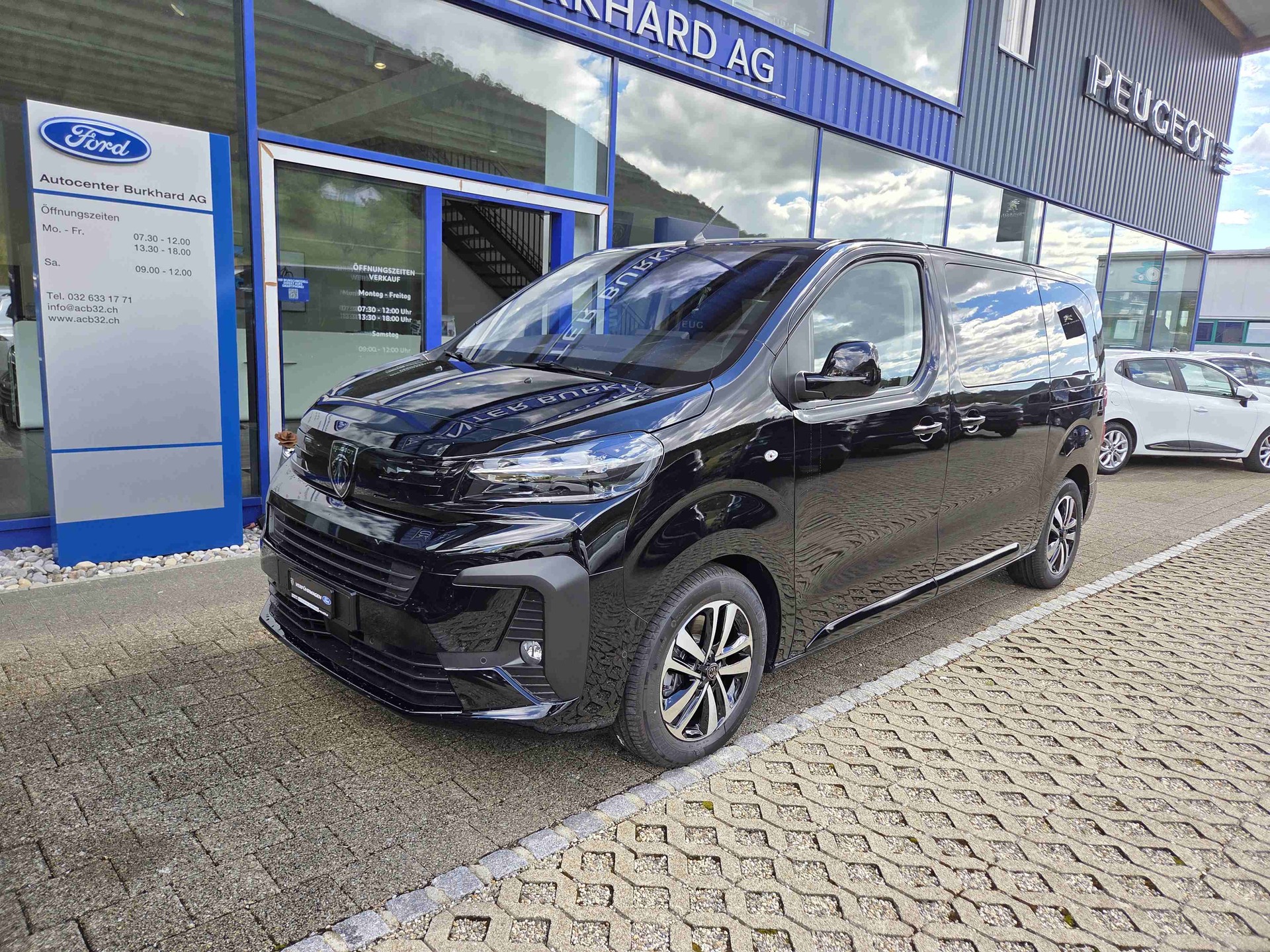 PEUGEOT Traveller Standard 2.2 BlueHDi 180 Family Edition S/S-image-1