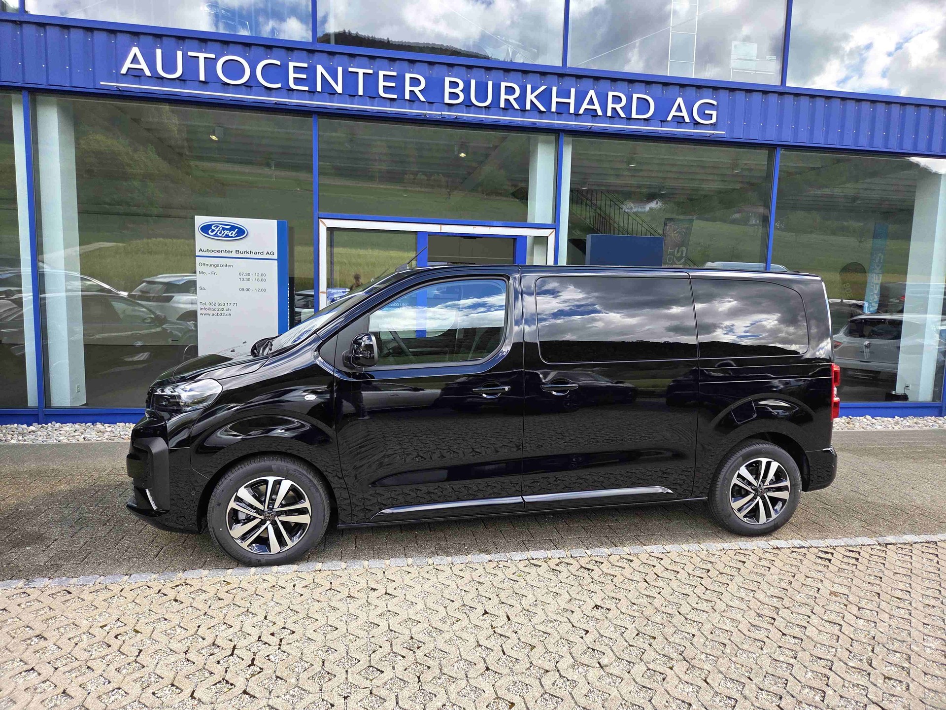 PEUGEOT Traveller Standard 2.2 BlueHDi 180 Family Edition S/S-image-0