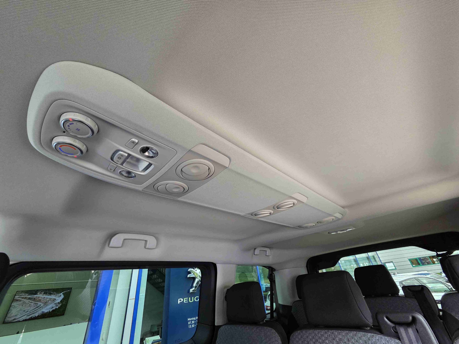 PEUGEOT Traveller Standard 2.2 BlueHDi 180 Family Edition S/S-image-13