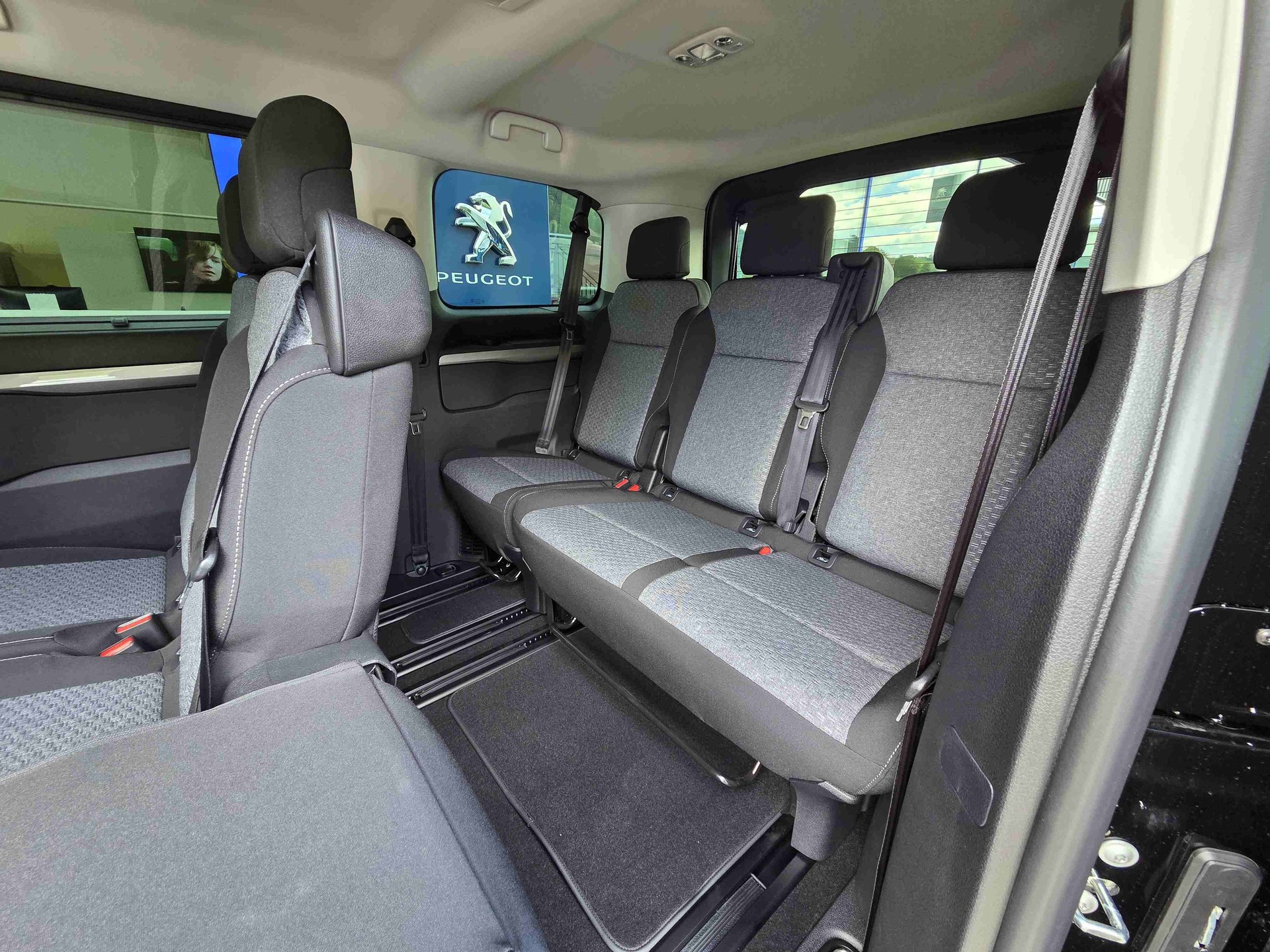 PEUGEOT Traveller Standard 2.2 BlueHDi 180 Family Edition S/S-image-10