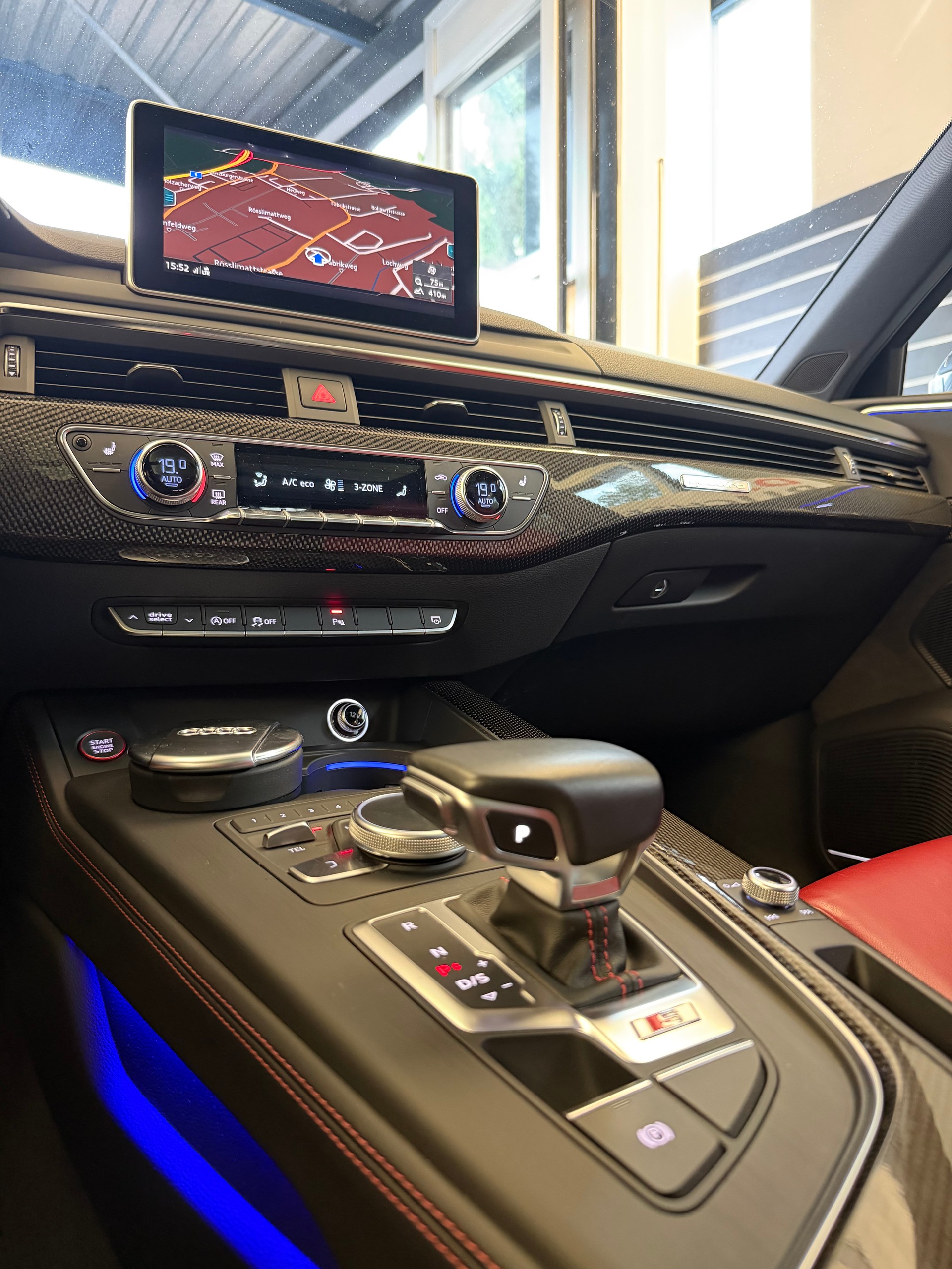 AUDI S4 Avant 3.0 V6 TFSI quattro S-Tronic-image-15