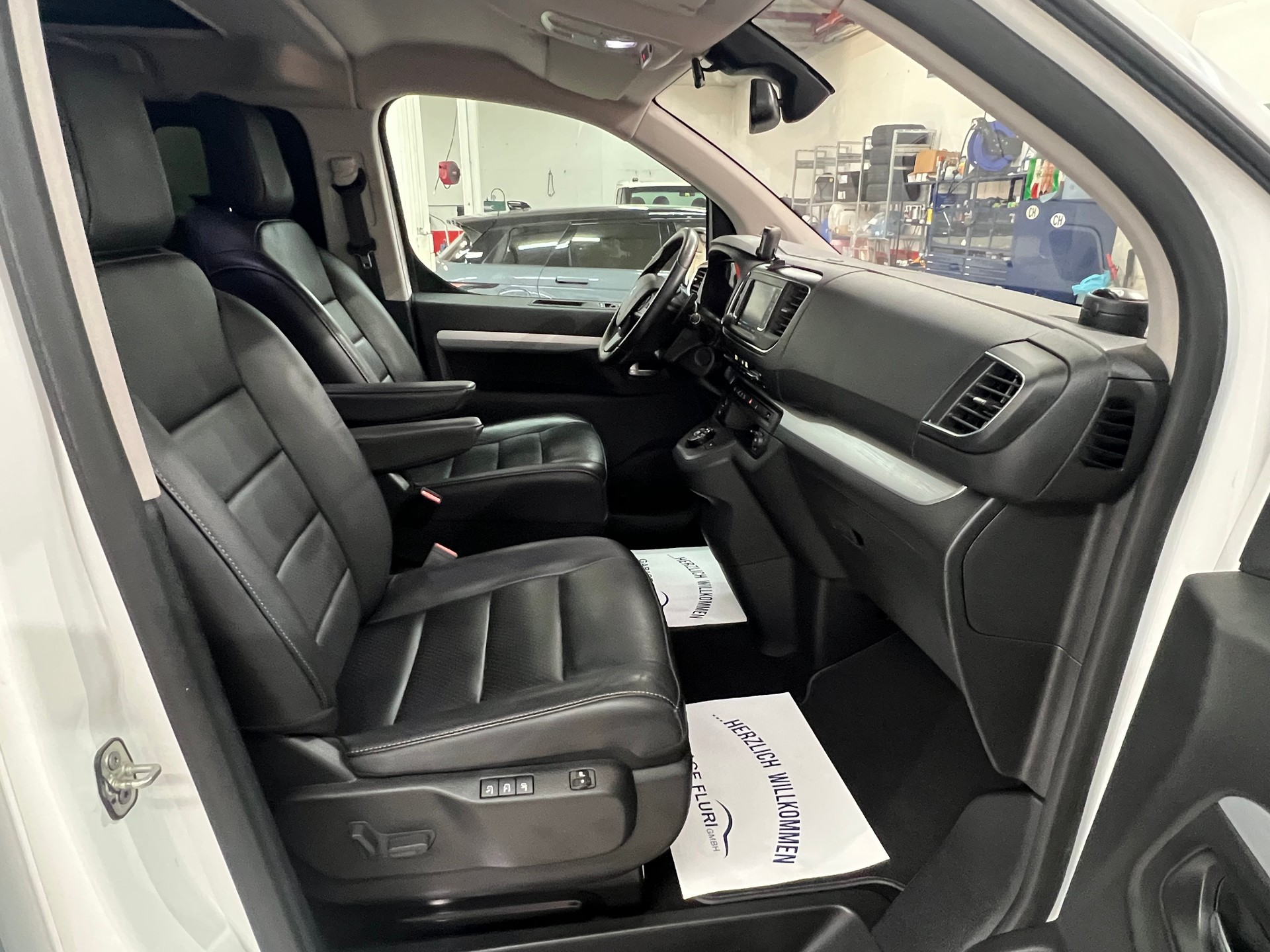 PEUGEOT Traveller 2.0 BlueHDi Allure Compact EAT-image-11