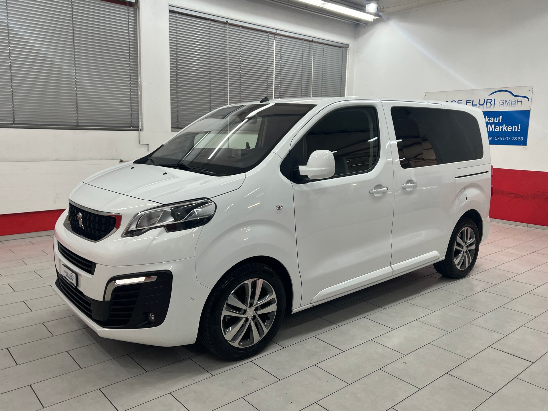 PEUGEOT Traveller 2.0 BlueHDi Allure Compact EAT-image-0