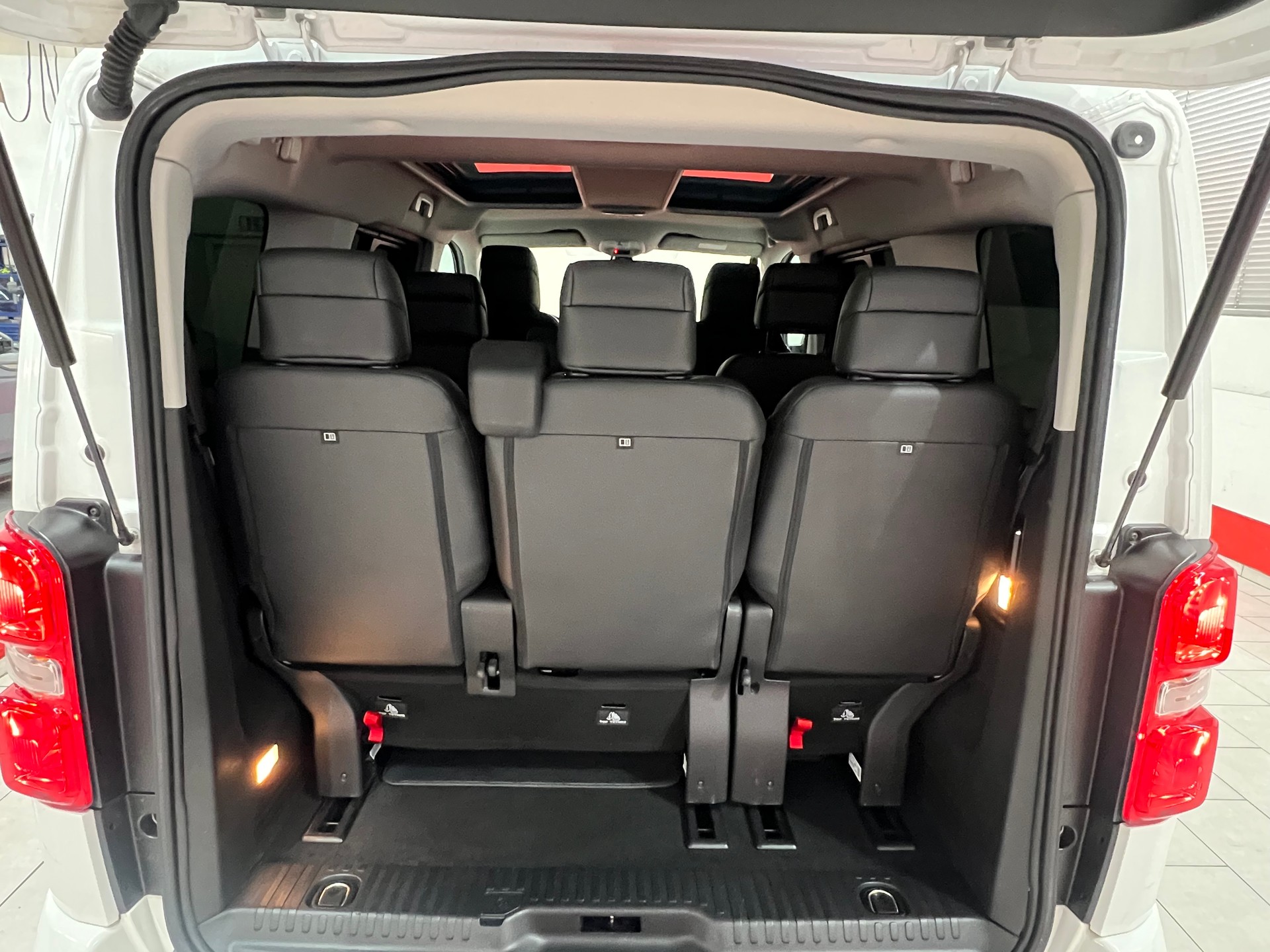 PEUGEOT Traveller 2.0 BlueHDi Allure Compact EAT-image-15