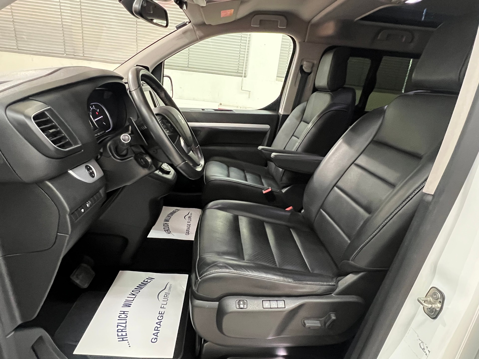 PEUGEOT Traveller 2.0 BlueHDi Allure Compact EAT-image-10