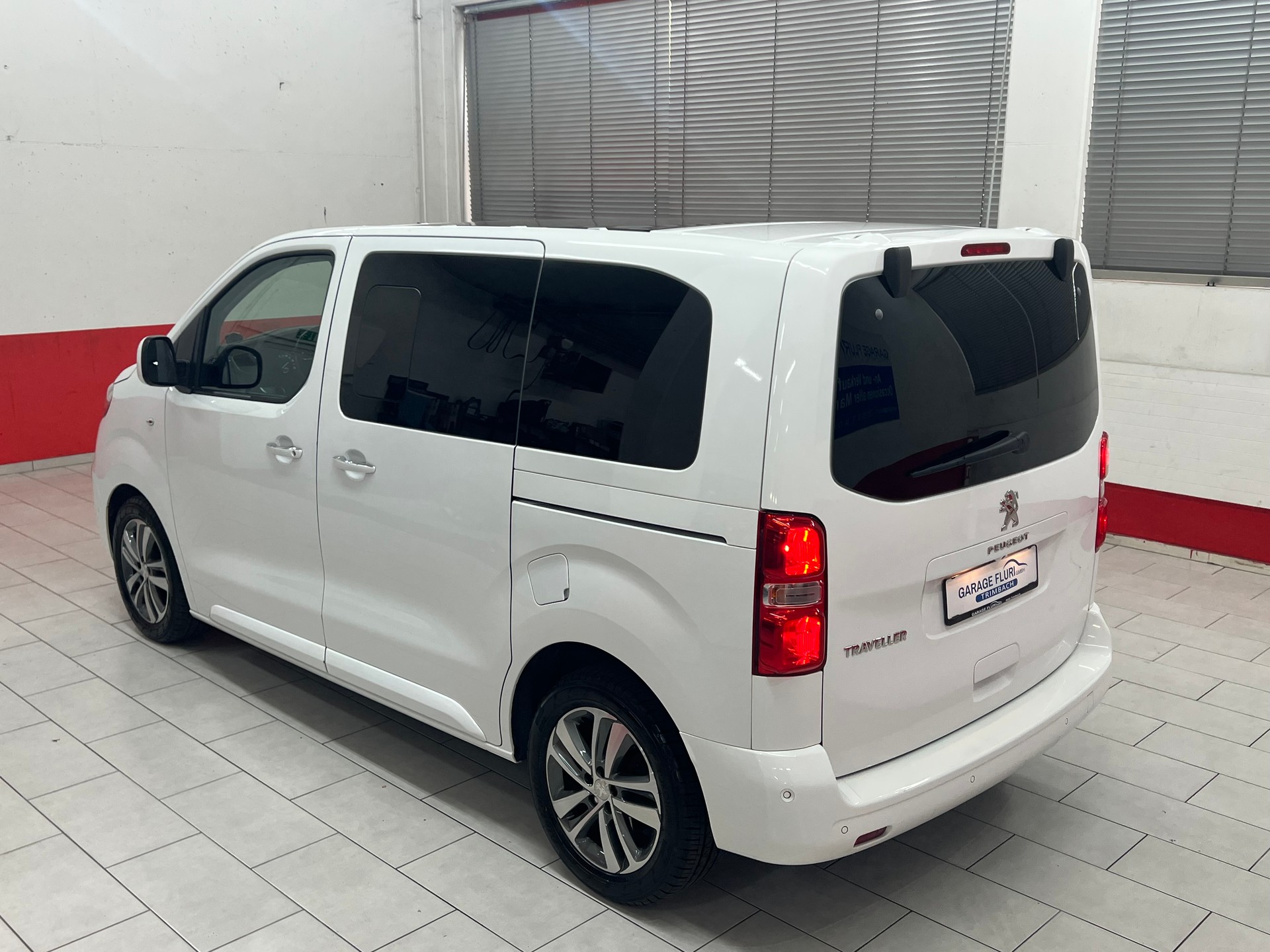 PEUGEOT Traveller 2.0 BlueHDi Allure Compact EAT-image-6
