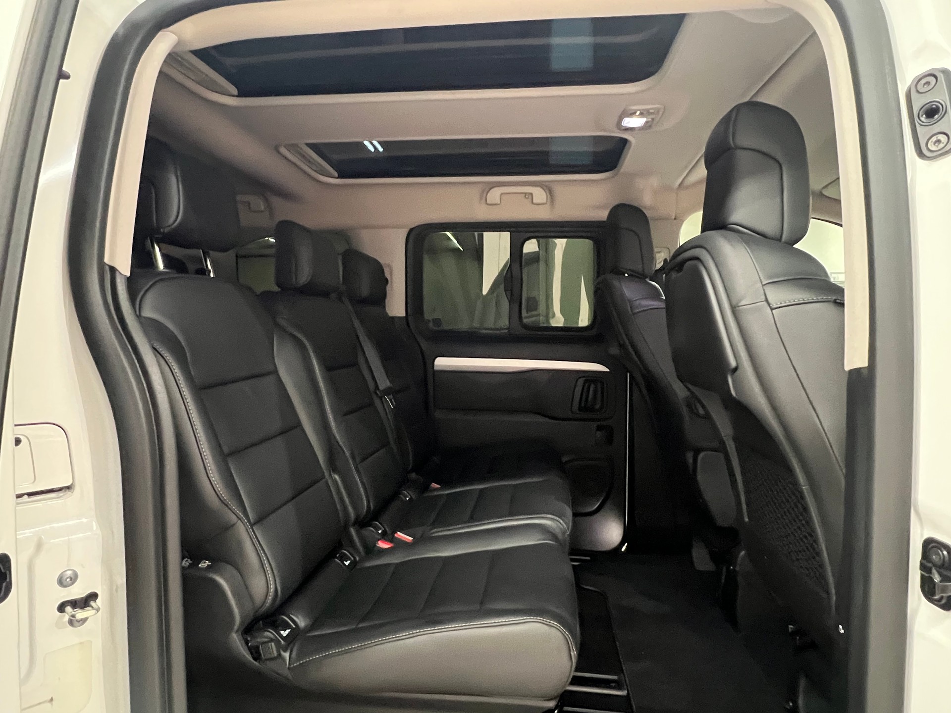 PEUGEOT Traveller 2.0 BlueHDi Allure Compact EAT-image-12