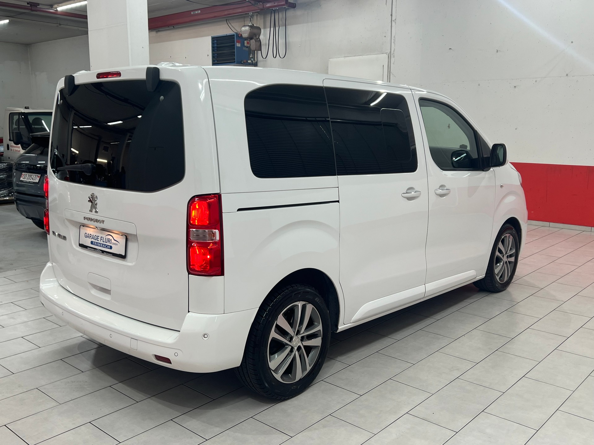 PEUGEOT Traveller 2.0 BlueHDi Allure Compact EAT-image-3