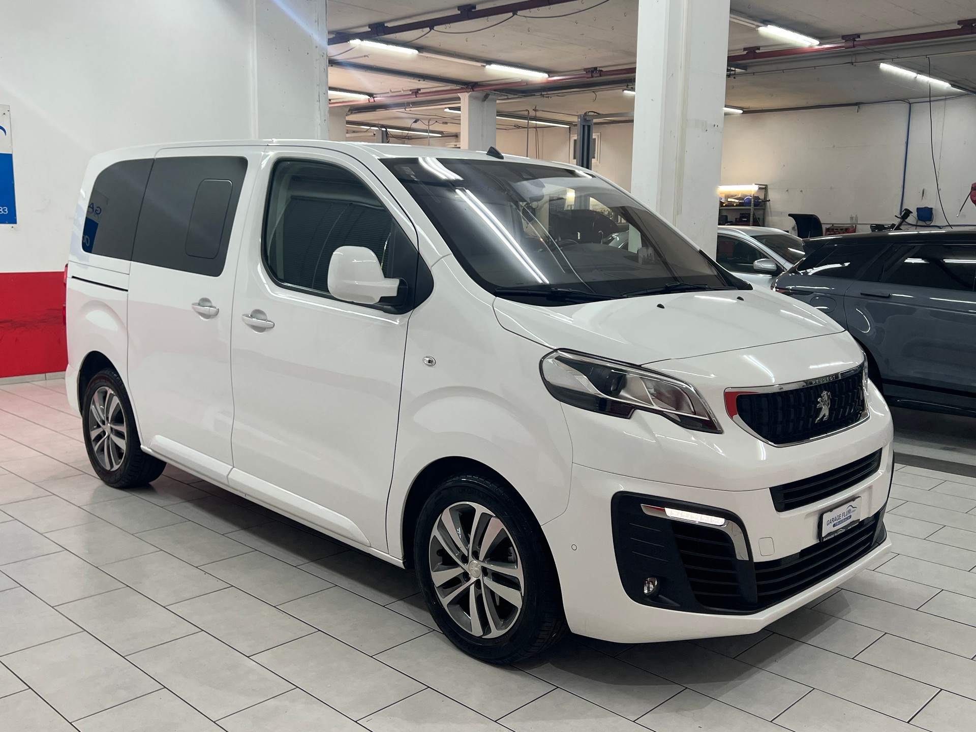PEUGEOT Traveller 2.0 BlueHDi Allure Compact EAT-image-2