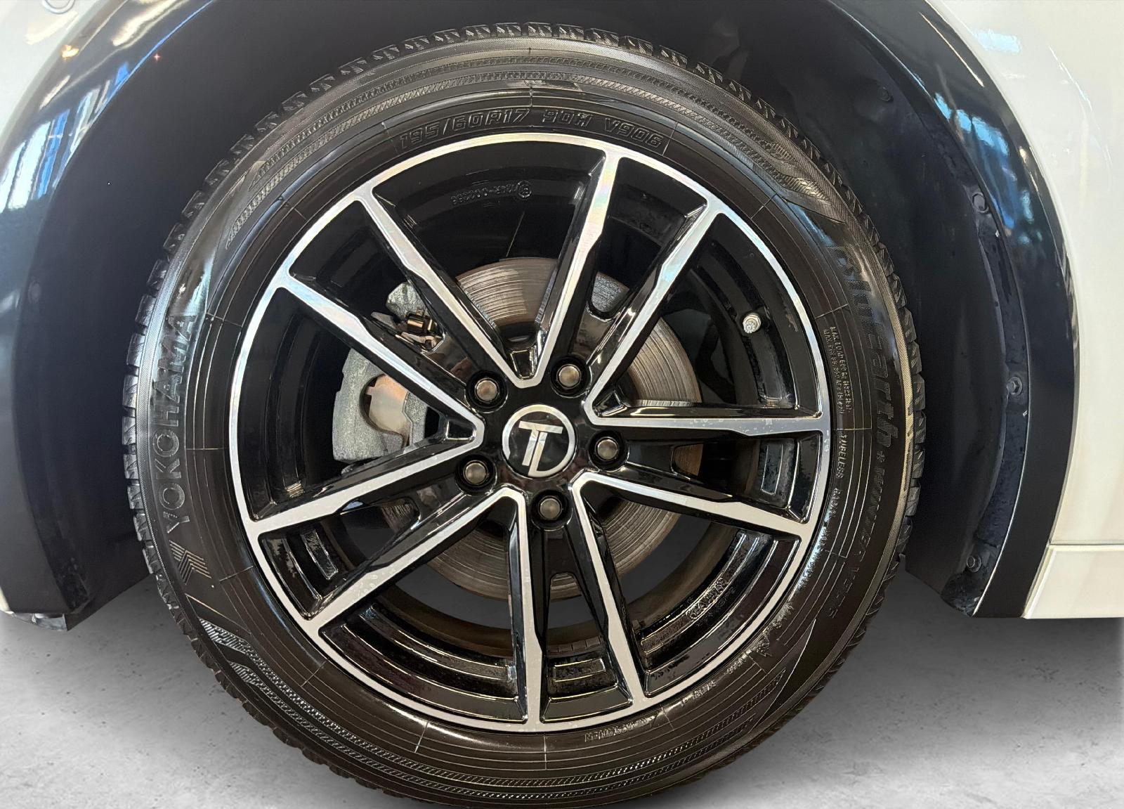 TOYOTA Prius 2.0 Plug-In-Hybrid Premium-image-9