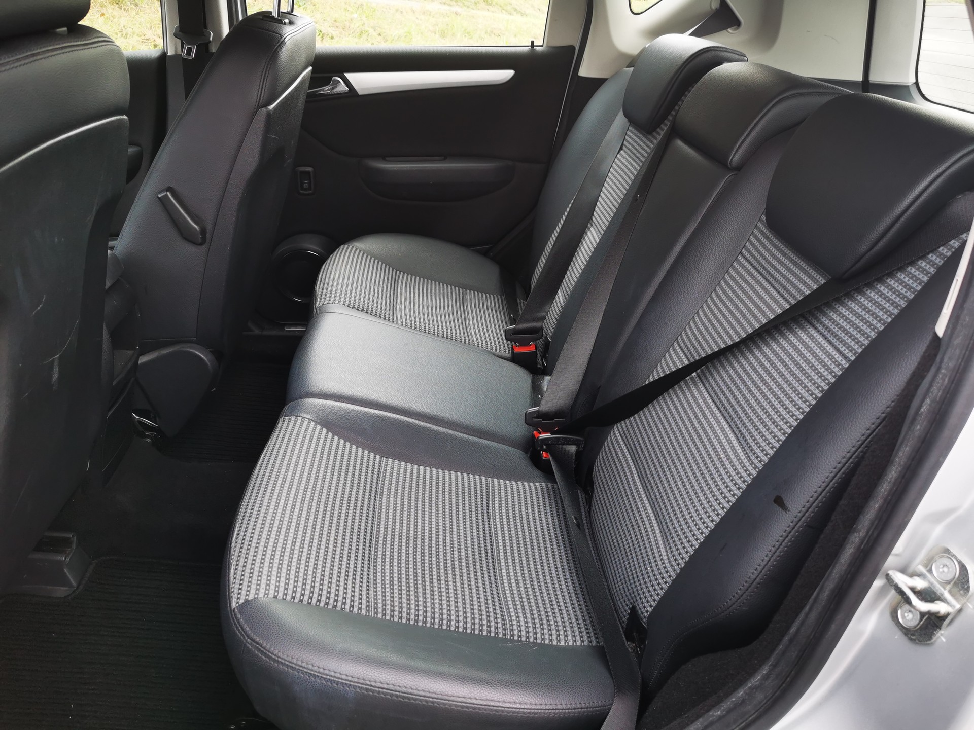 MERCEDES-BENZ A 200 CDI Avantgarde Edition A-image-8
