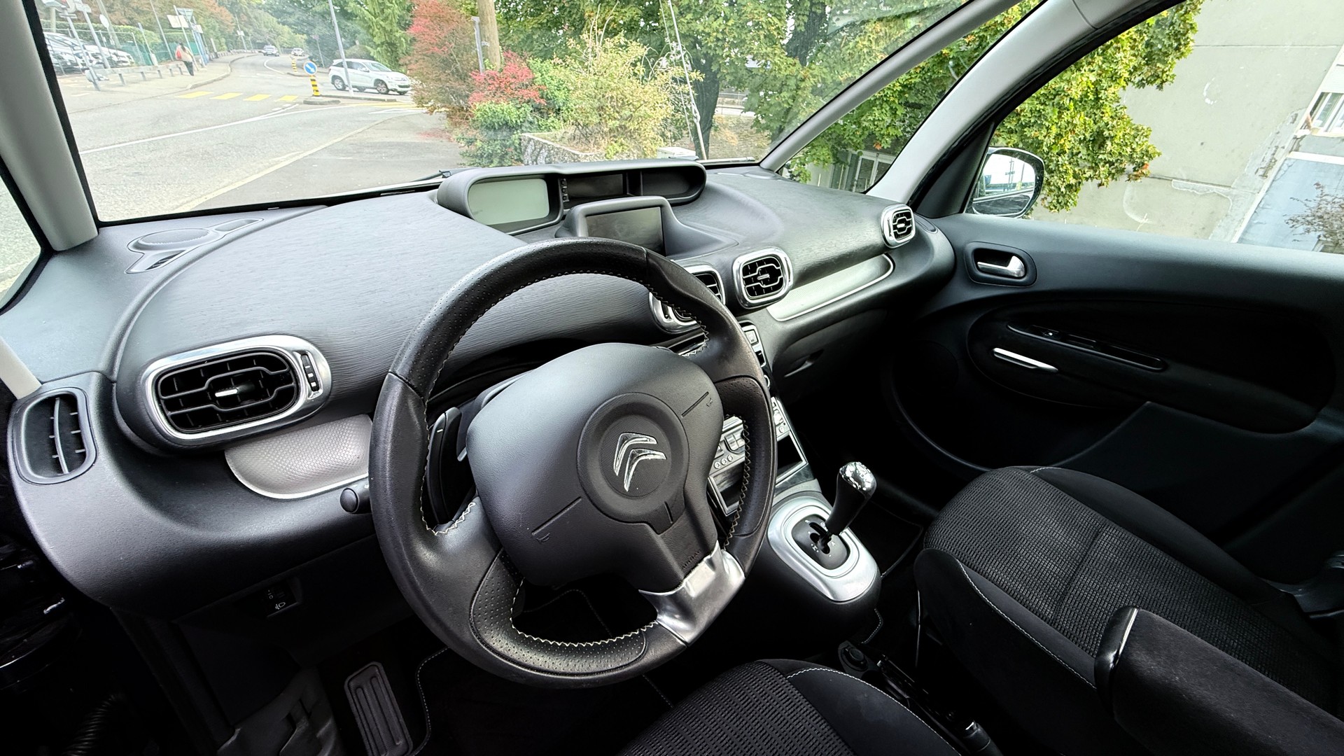 CITROEN C3 Picasso 1.6 HDi Exclusive EGS6-image-10