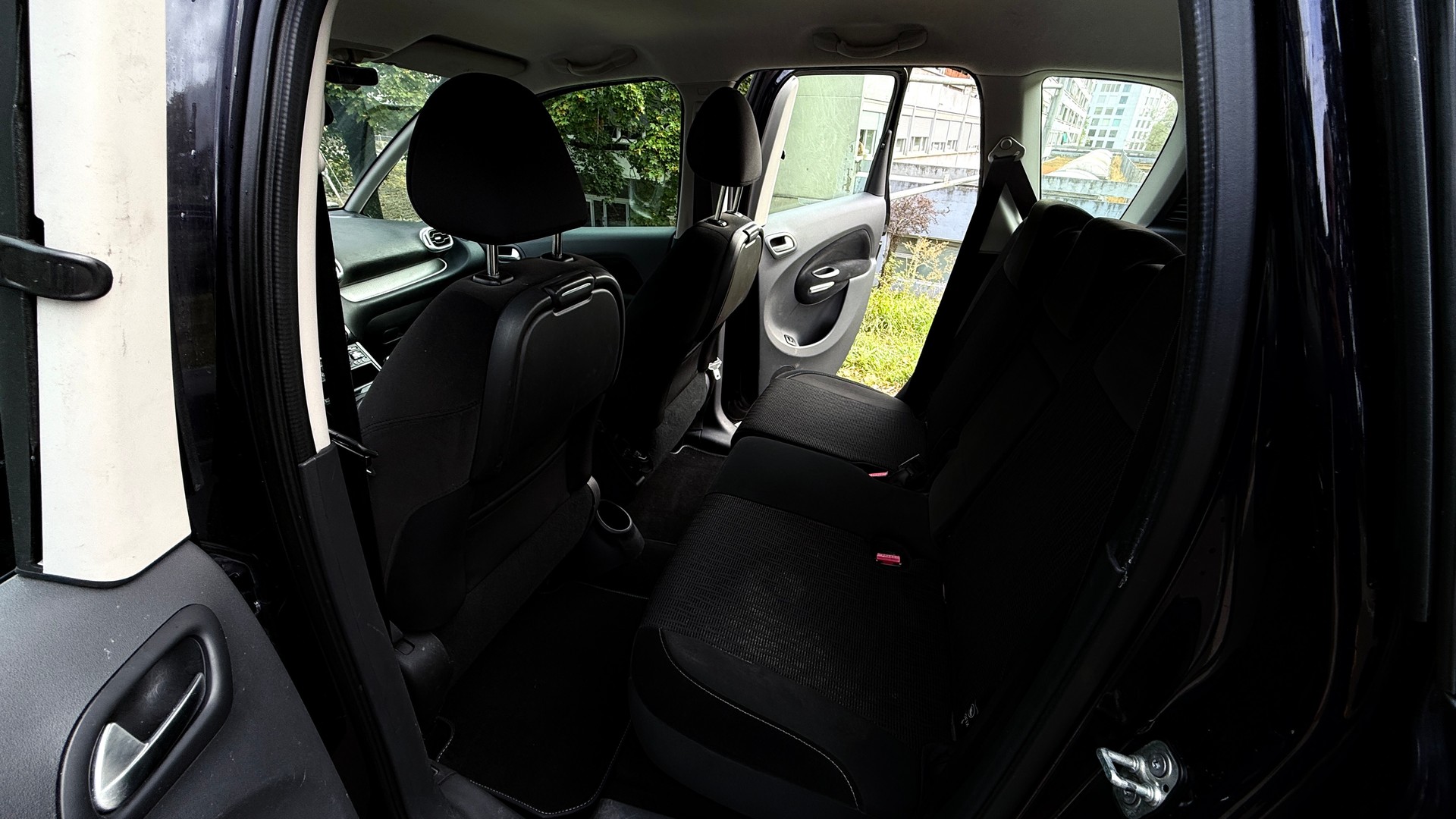 CITROEN C3 Picasso 1.6 HDi Exclusive EGS6-image-11