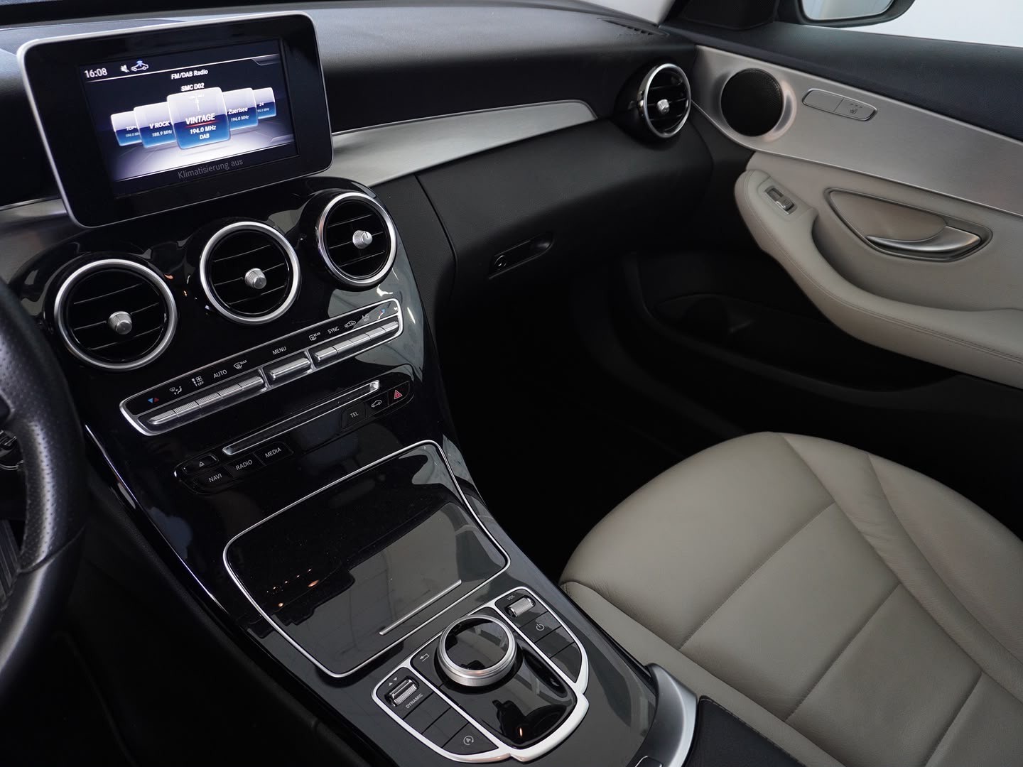 MERCEDES-BENZ C 200 Avantgarde 4Matic 9G-Tronic-image-3