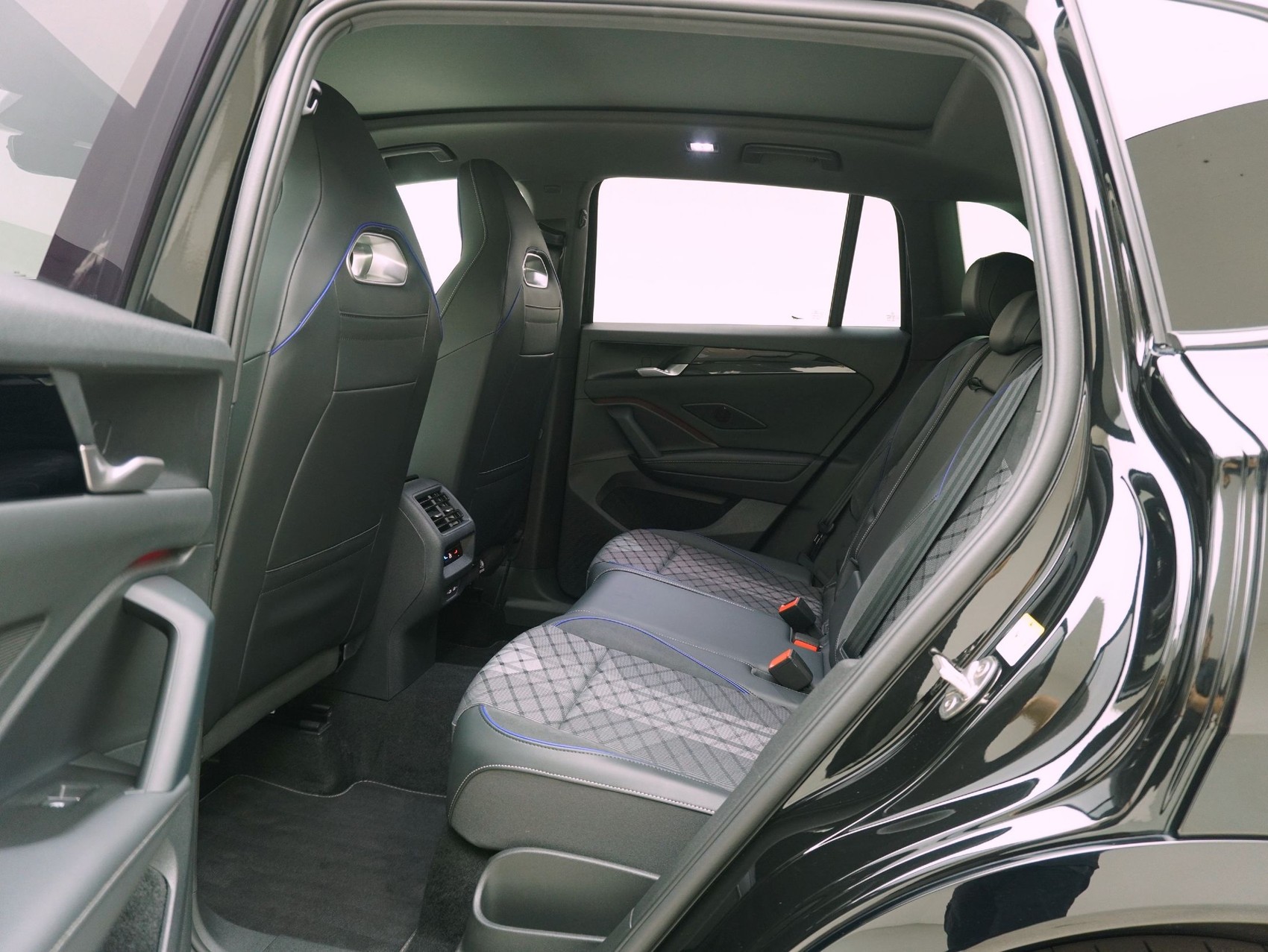 VW Tiguan 2.0 TSI DSG R-Line Black Style 4Motion **VW Werksgarantie bis 12/2030**-image-13