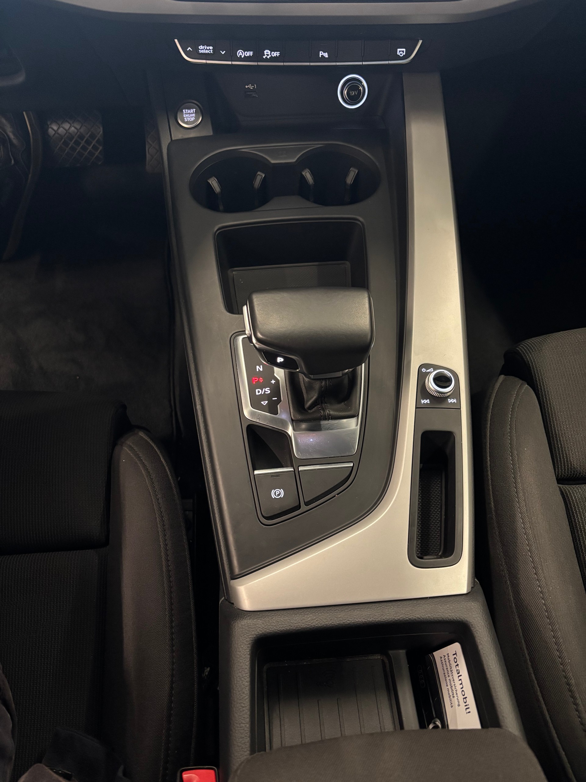 AUDI A4 Limousine 40 TFSI advanced S-tronic-image-10