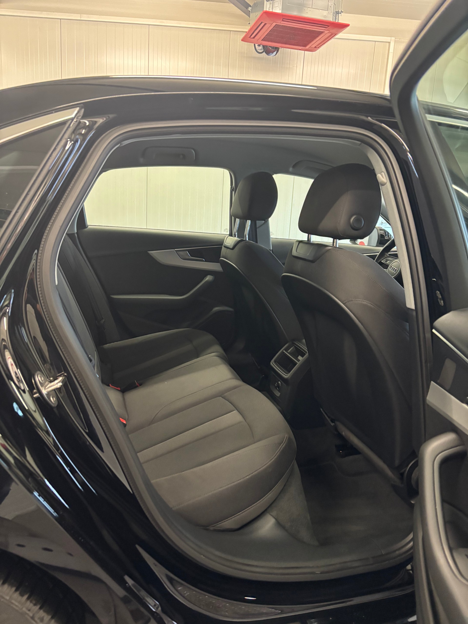 AUDI A4 Limousine 40 TFSI advanced S-tronic-image-12