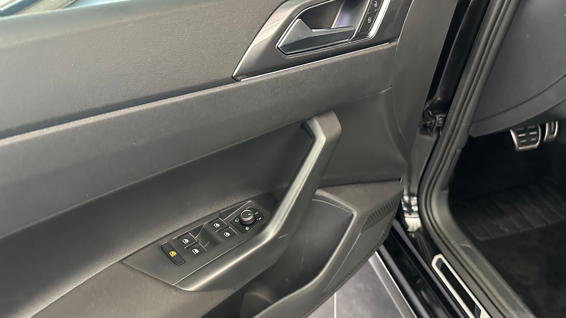 VW Polo 2.0 TSI GTI DSG-image-11