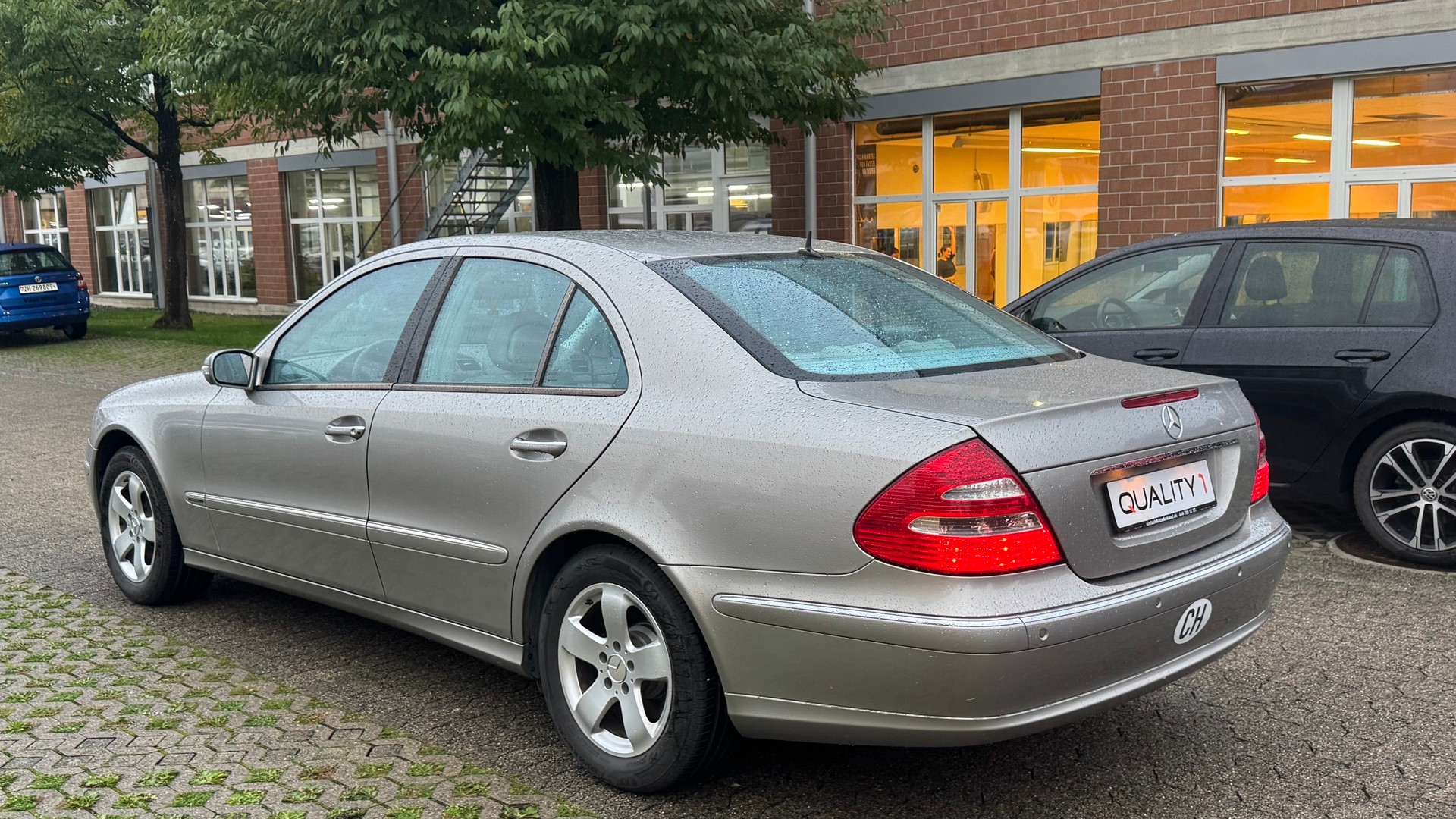 MERCEDES-BENZ E 240 Avantgarde 4Matic Automatic-image-4