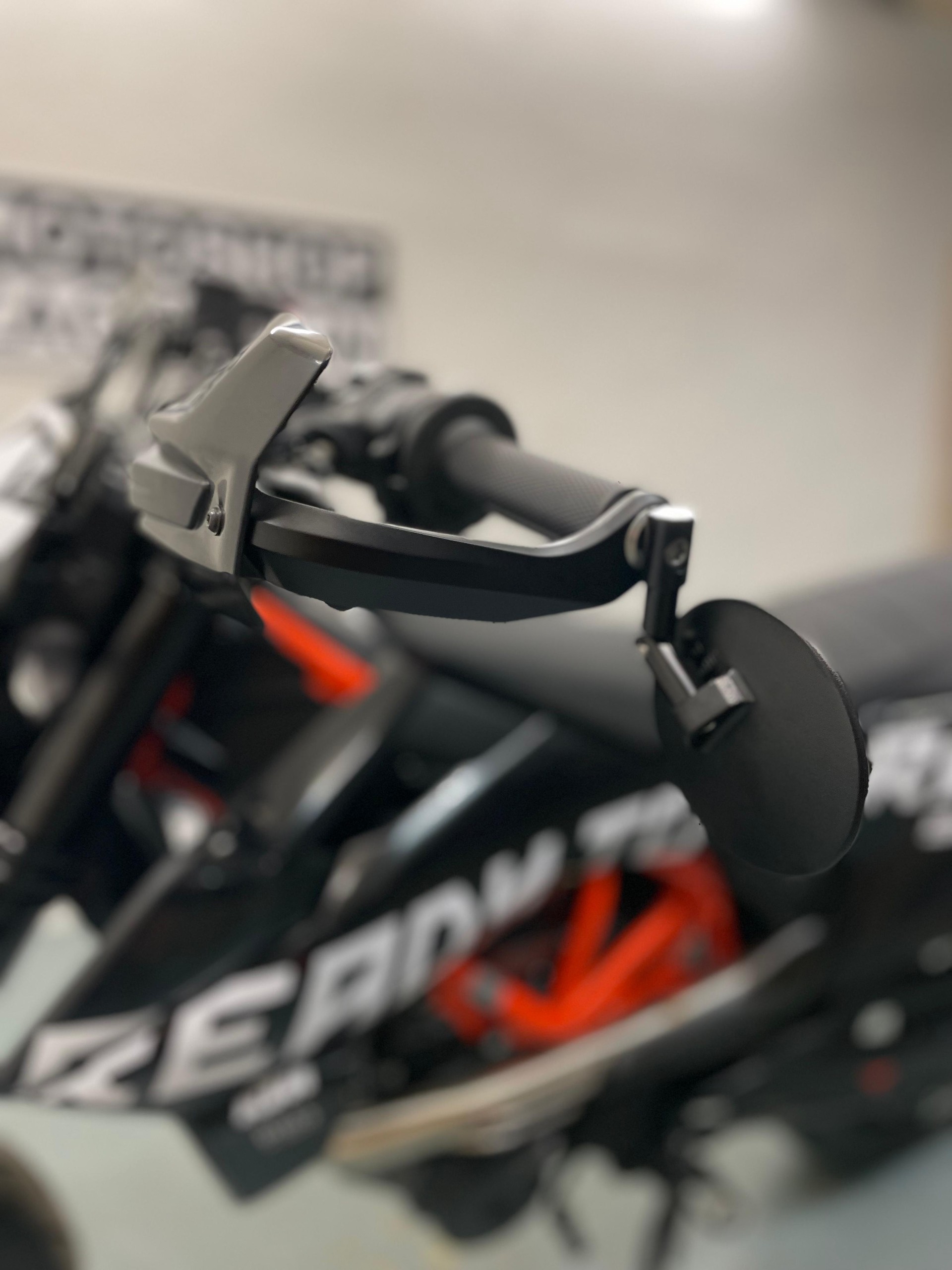 KTM 690 SMC R ABS (35 kW)-image-10